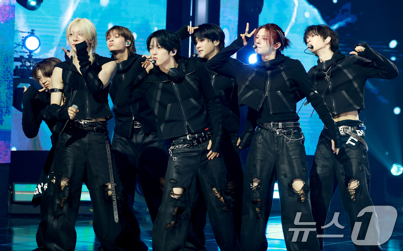 (고양=뉴스1) 권현진 기자 = 앰퍼샌드원이 10일 오후 경기도 고양시 일산 MBC드림센터에서 열린 MBC M ‘쇼! 챔피언’에 출연해 1위를 차지한 뒤 인사를 하고 있다. 202 …