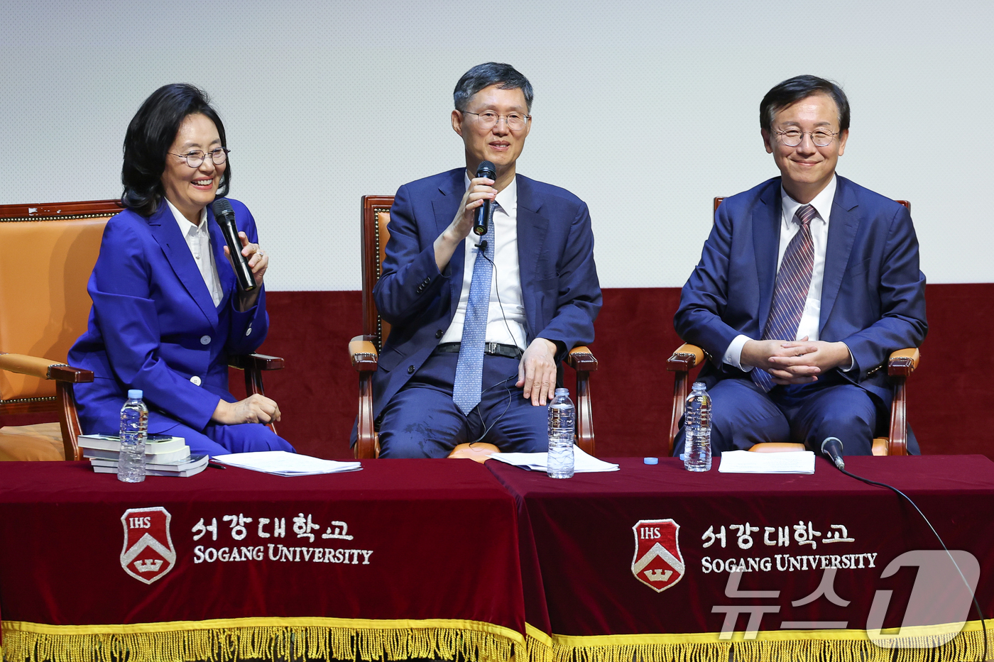 (서울=뉴스1) 안은나 기자 = 문형배 전 헌법재판소장 권한대행이 10일 오후 서울 마포구 서강대학교 성이냐시오관에서 '법률가의 길-헌법소원과 민주주의'를 주제로 특별강연을 마친 …