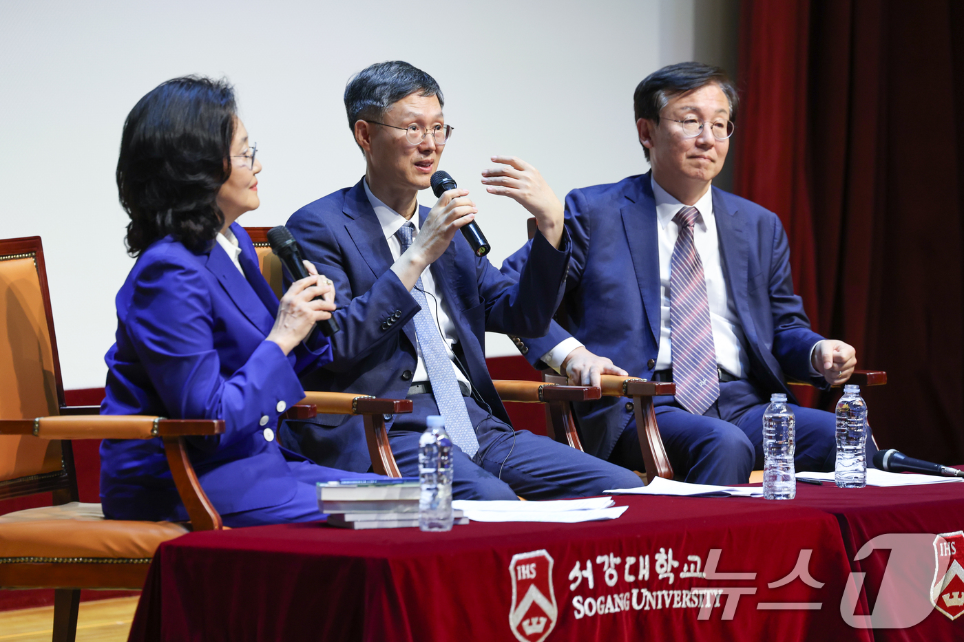 (서울=뉴스1) 안은나 기자 = 문형배 전 헌법재판소장 권한대행이 10일 오후 서울 마포구 서강대학교 성이냐시오관에서 '법률가의 길-헌법소원과 민주주의'를 주제로 특별강연을 마친 …