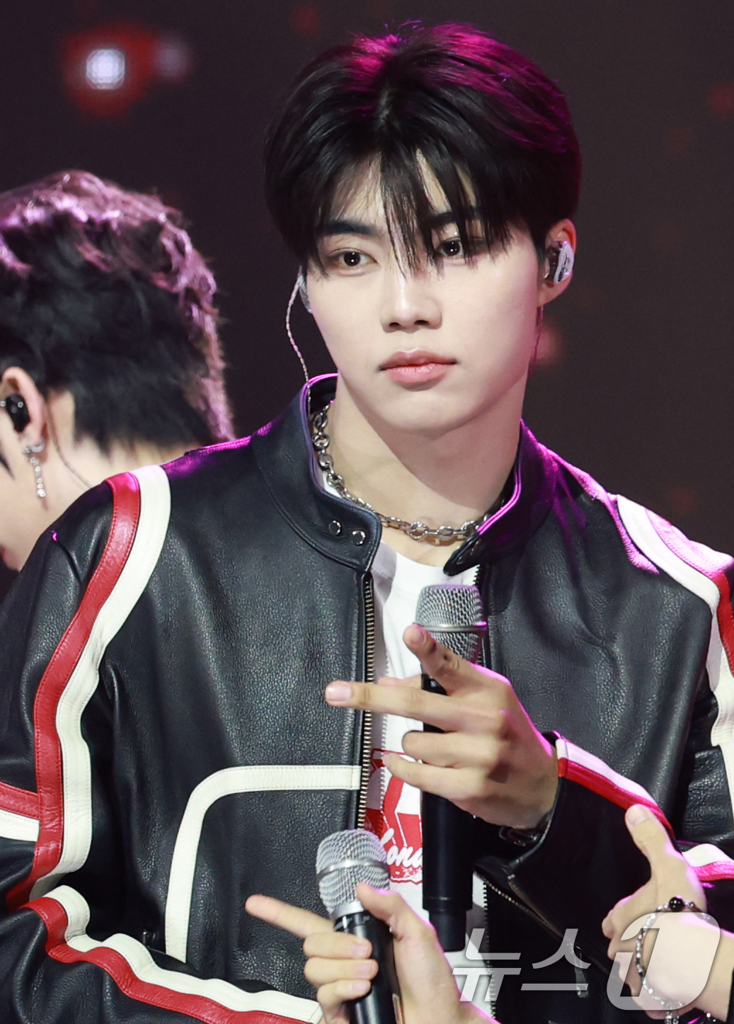 (고양=뉴스1) 권현진 기자 = 제로베이스원 박건욱이 10일 오후 경기도 고양시 일산 MBC드림센터에서 열린 MBC M ‘쇼! 챔피언’에 출연해 1위를 차지한 뒤 인사를 하고 있다 …