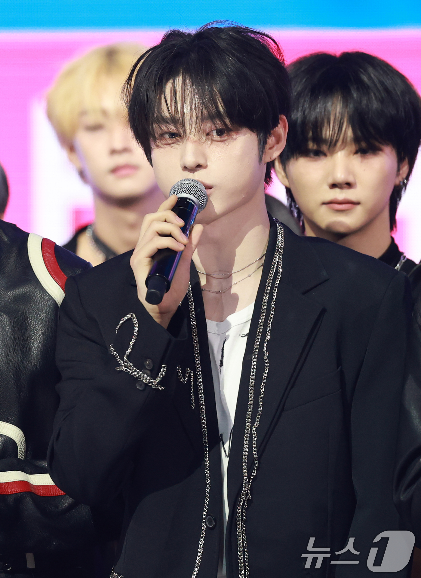 (고양=뉴스1) 권현진 기자 = 제로베이스원 김지웅이 10일 오후 경기도 고양시 일산 MBC드림센터에서 열린 MBC M ‘쇼! 챔피언’에 출연해 1위를 차지한 뒤 소감을 말하고 있 …