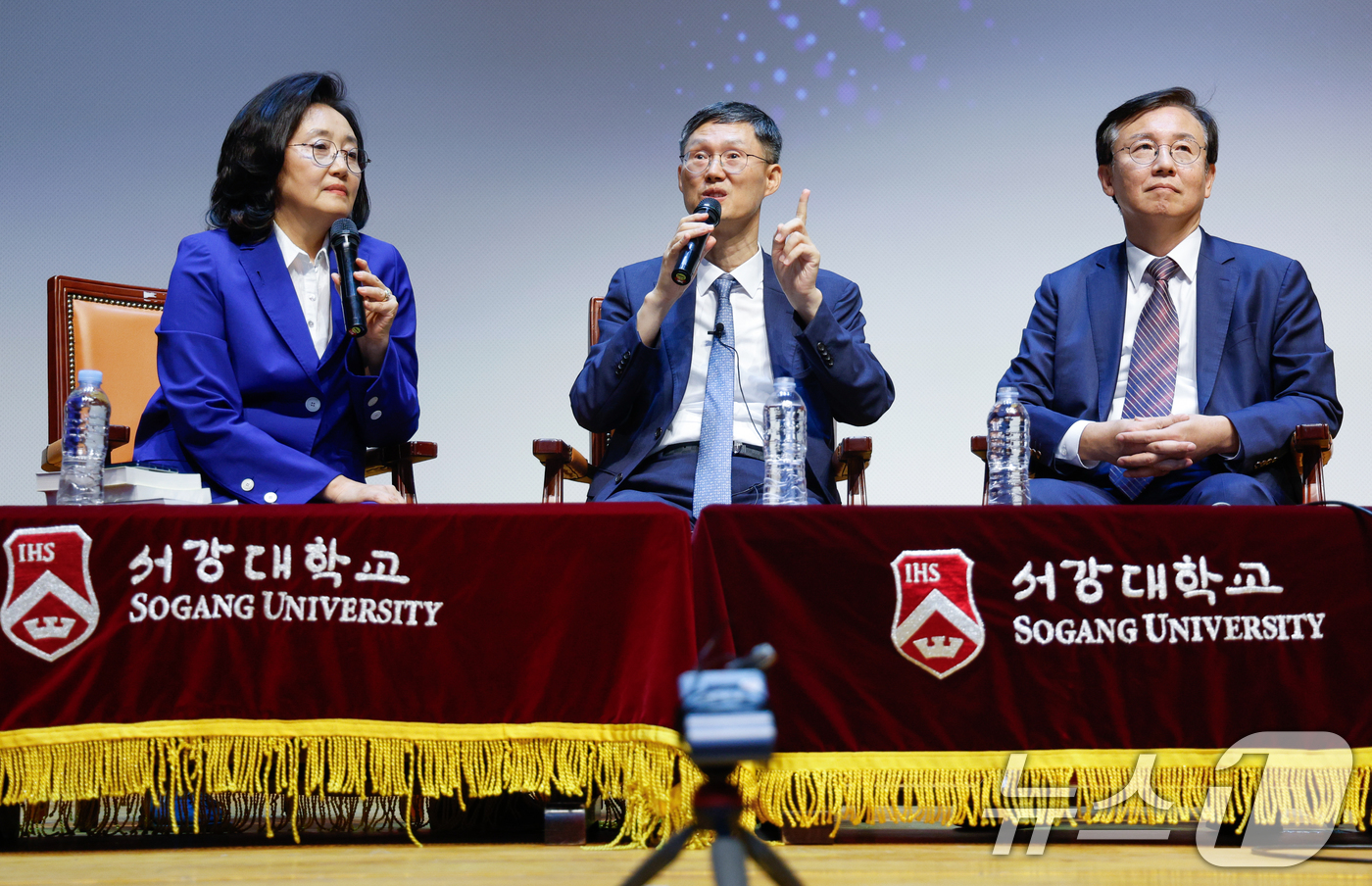 (서울=뉴스1) 안은나 기자 = 문형배 전 헌법재판소장 권한대행이 10일 오후 서울 마포구 서강대학교 성이냐시오관에서 '법률가의 길-헌법소원과 민주주의'를 주제로 특별강연을 마친 …