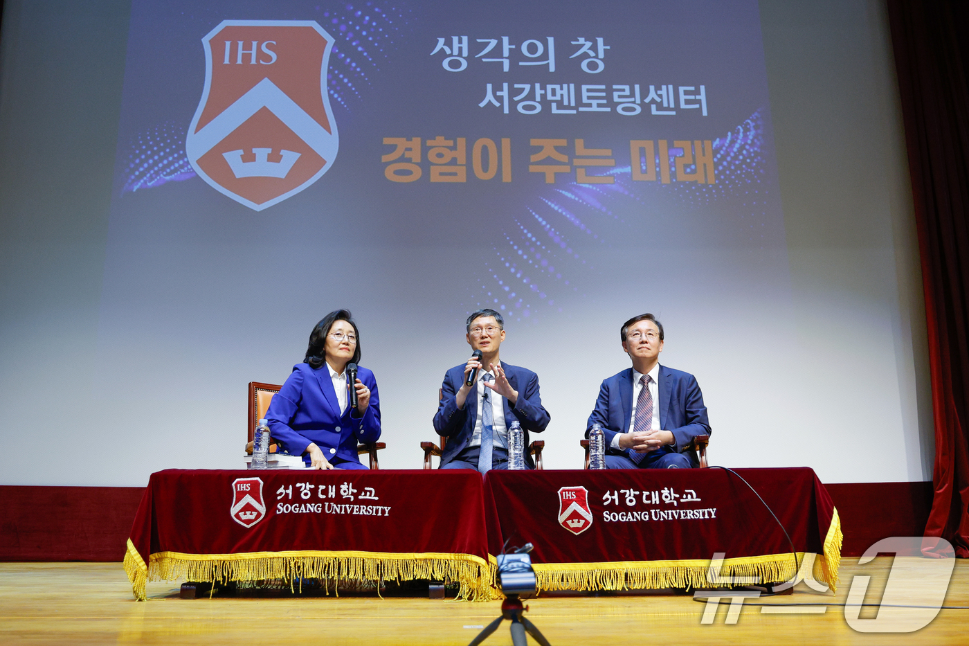 (서울=뉴스1) 안은나 기자 = 문형배 전 헌법재판소장 권한대행이 10일 오후 서울 마포구 서강대학교 성이냐시오관에서 '법률가의 길-헌법소원과 민주주의'를 주제로 특별강연을 마친 …