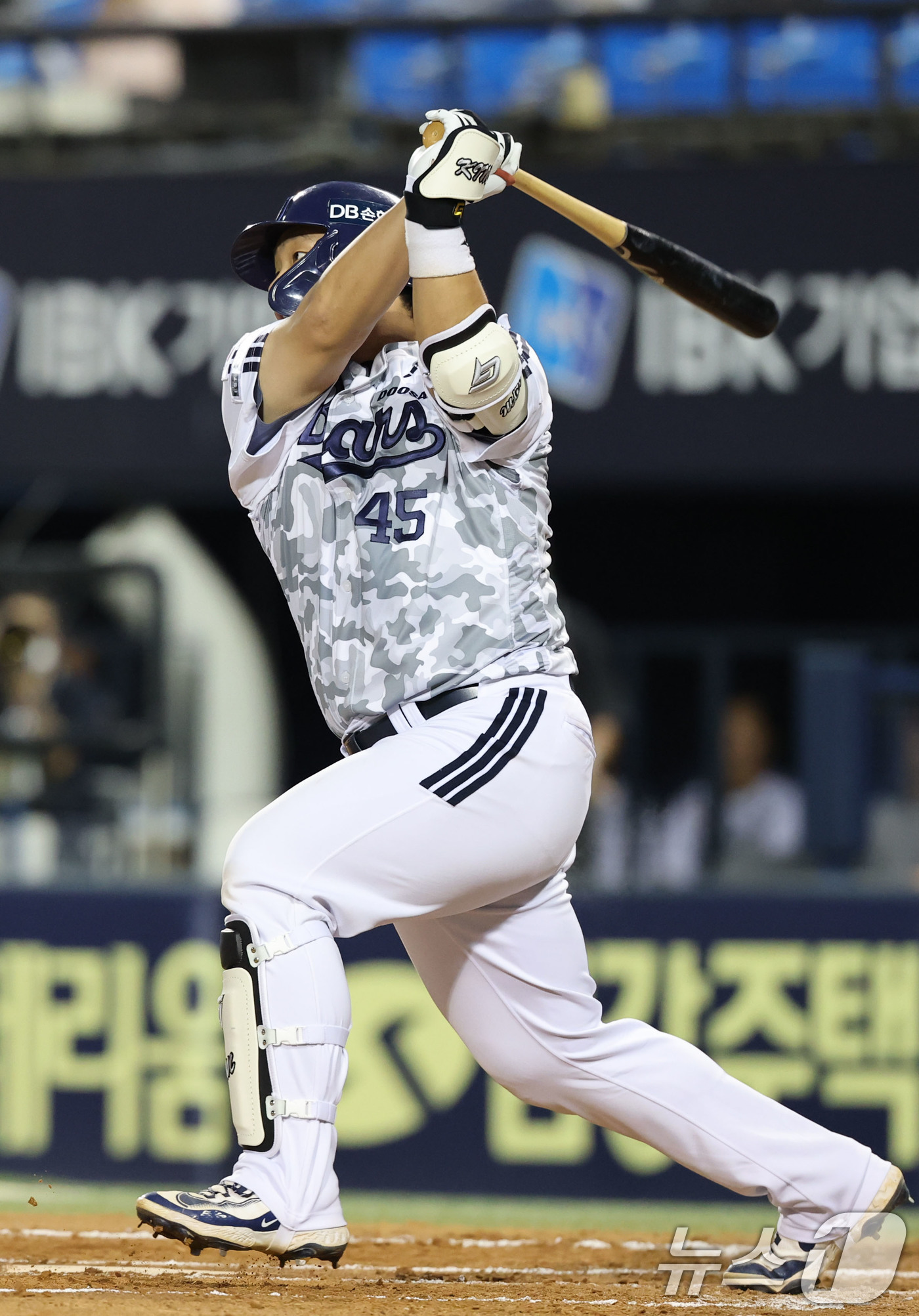 (서울=뉴스1) 이광호 기자 = 10일 서울 송파구 잠실야구장에서 열린 프로야구 '2025 신한 SOL뱅크 KBO 리그' LG트윈스와 두산 베어스의 경기에서 두산 2회말 1사 2루 …