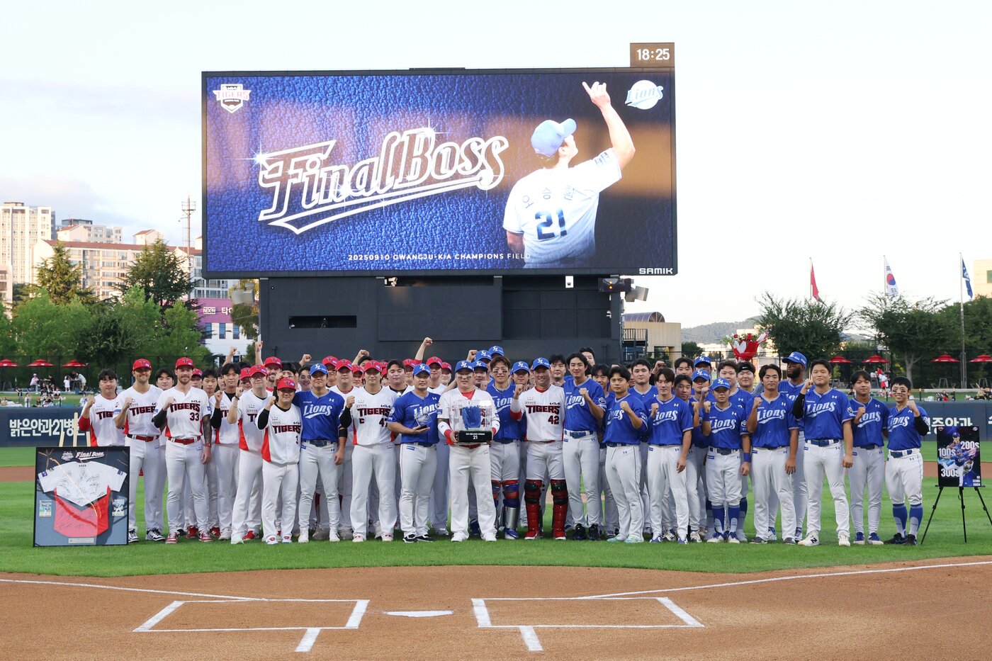 본문 이미지 - 오승환이 10일 광주 기아챔피언스필드에서 열린 2025 신한 SOL뱅크 KBO리그 KIA 타이거즈와의 경기에 앞서 은퇴 투어를 진행한 뒤 기념 촬영을 하고 있다. &#40;KIA 제공&#41;