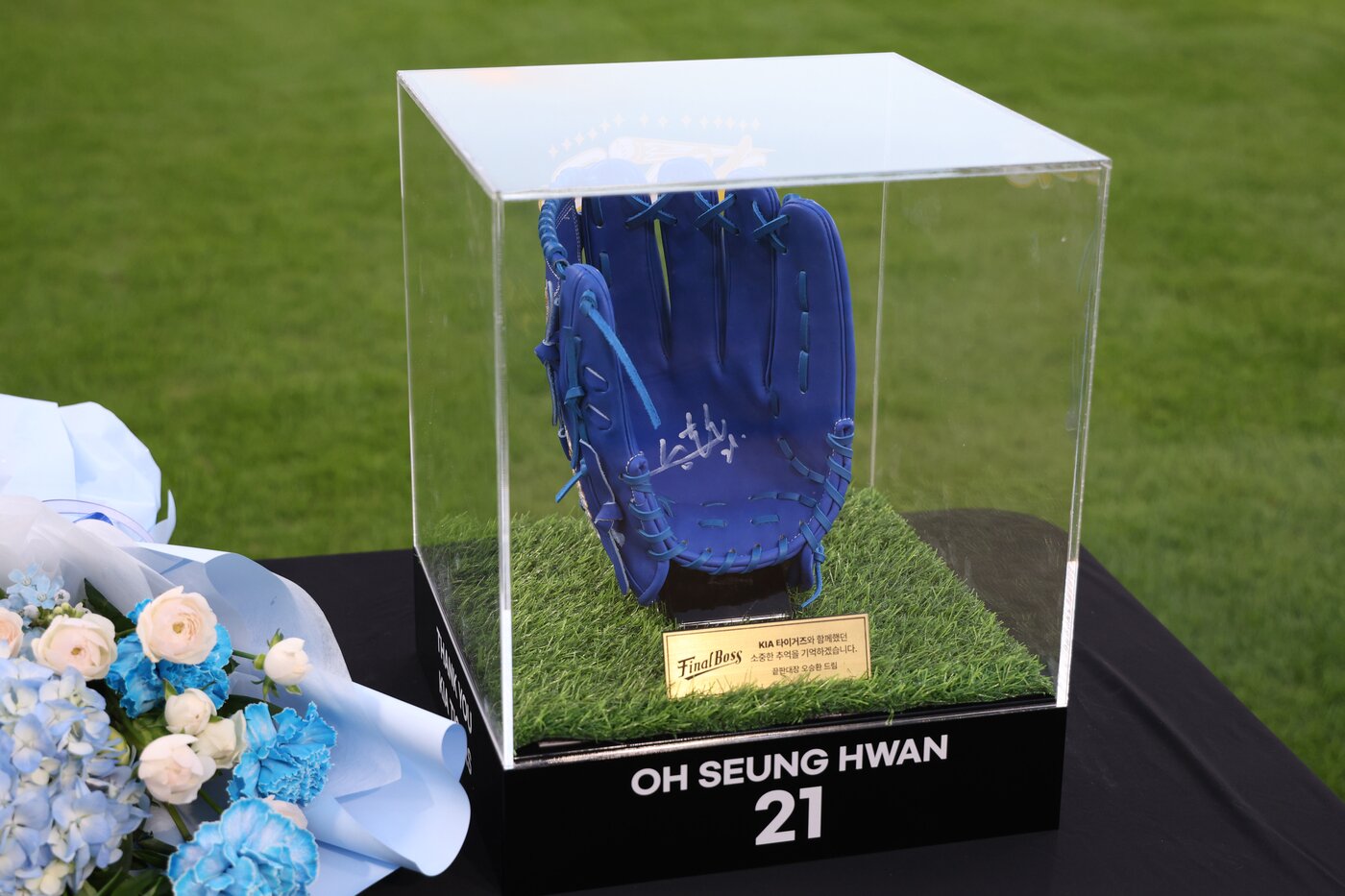 본문 이미지 - 오승환이 KIA 타이거즈와의 은퇴 투어에서 전달한 기념 글러브. &#40;삼성 라이온즈 제공&#41;
