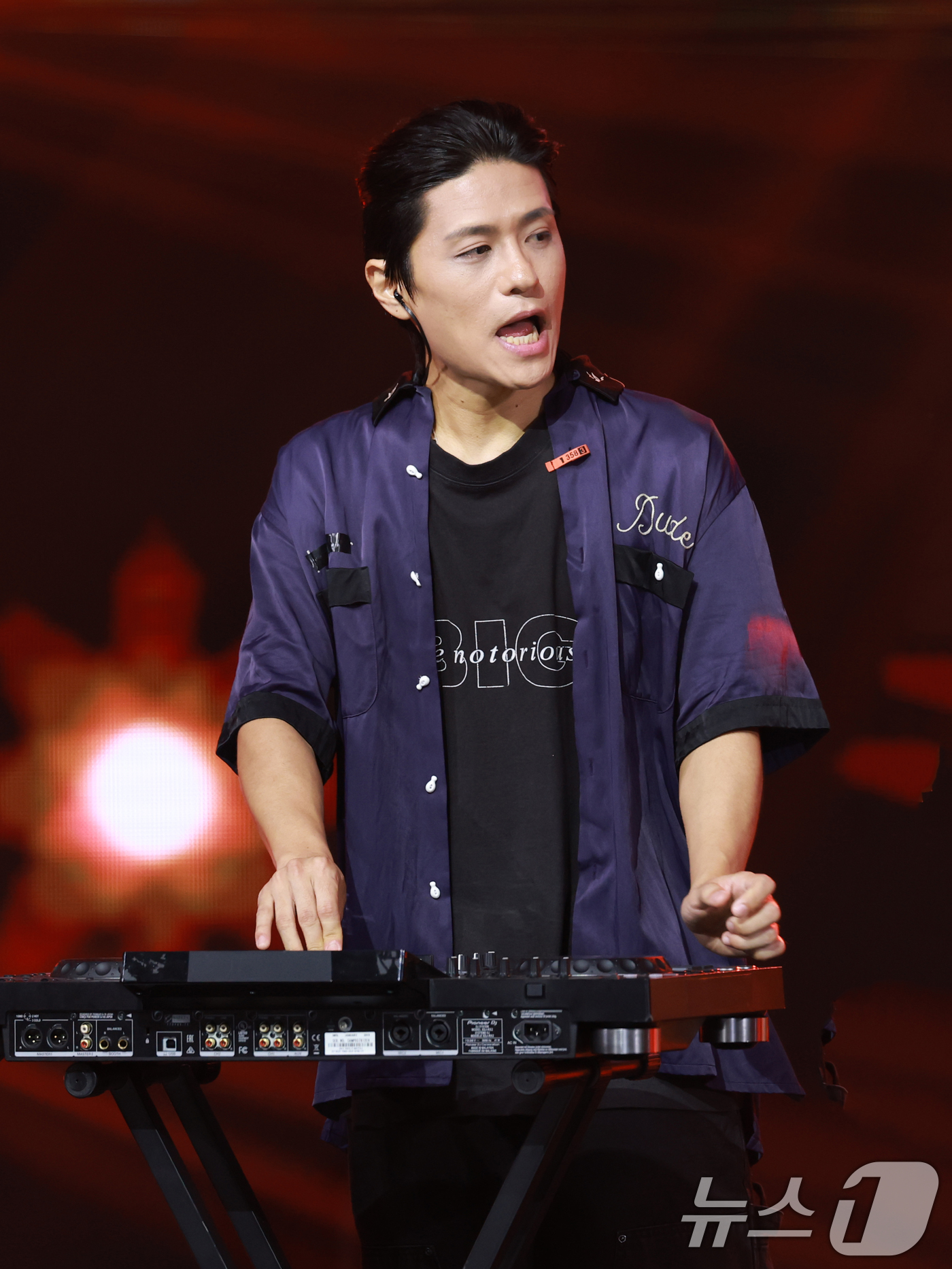 (고양=뉴스1) 권현진 기자 = 밴드 2Z(투지)가 10일 오후 경기도 고양시 일산 MBC드림센터에서 열린 MBC M ‘쇼! 챔피언’에 출연해 화려한 무대를 선보이고 있다. 202 …