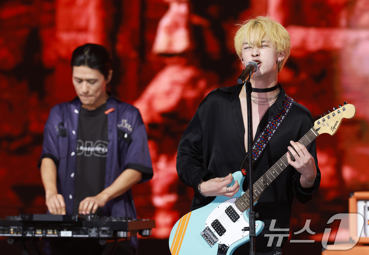 (고양=뉴스1) 권현진 기자 = 밴드 2Z(투지) 호진(오른쪽)이 10일 오후 경기도 고양시 일산 MBC드림센터에서 열린 MBC M ‘쇼! 챔피언’에 출연해 화려한 무대를 선보이고 …