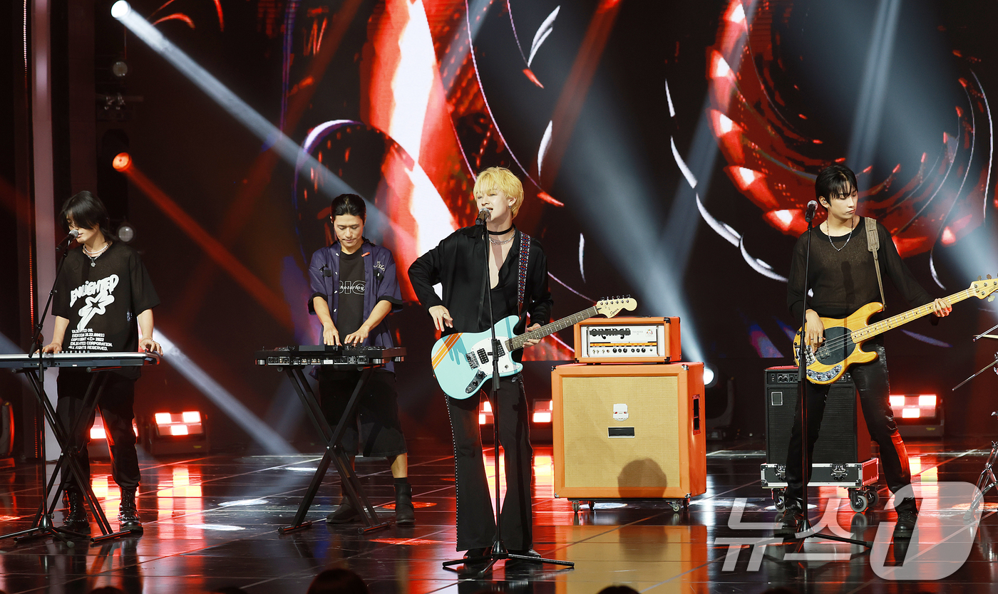 (고양=뉴스1) 권현진 기자 = 밴드 2Z(투지)가 10일 오후 경기도 고양시 일산 MBC드림센터에서 열린 MBC M ‘쇼! 챔피언’에 출연해 화려한 무대를 선보이고 있다. 202 …
