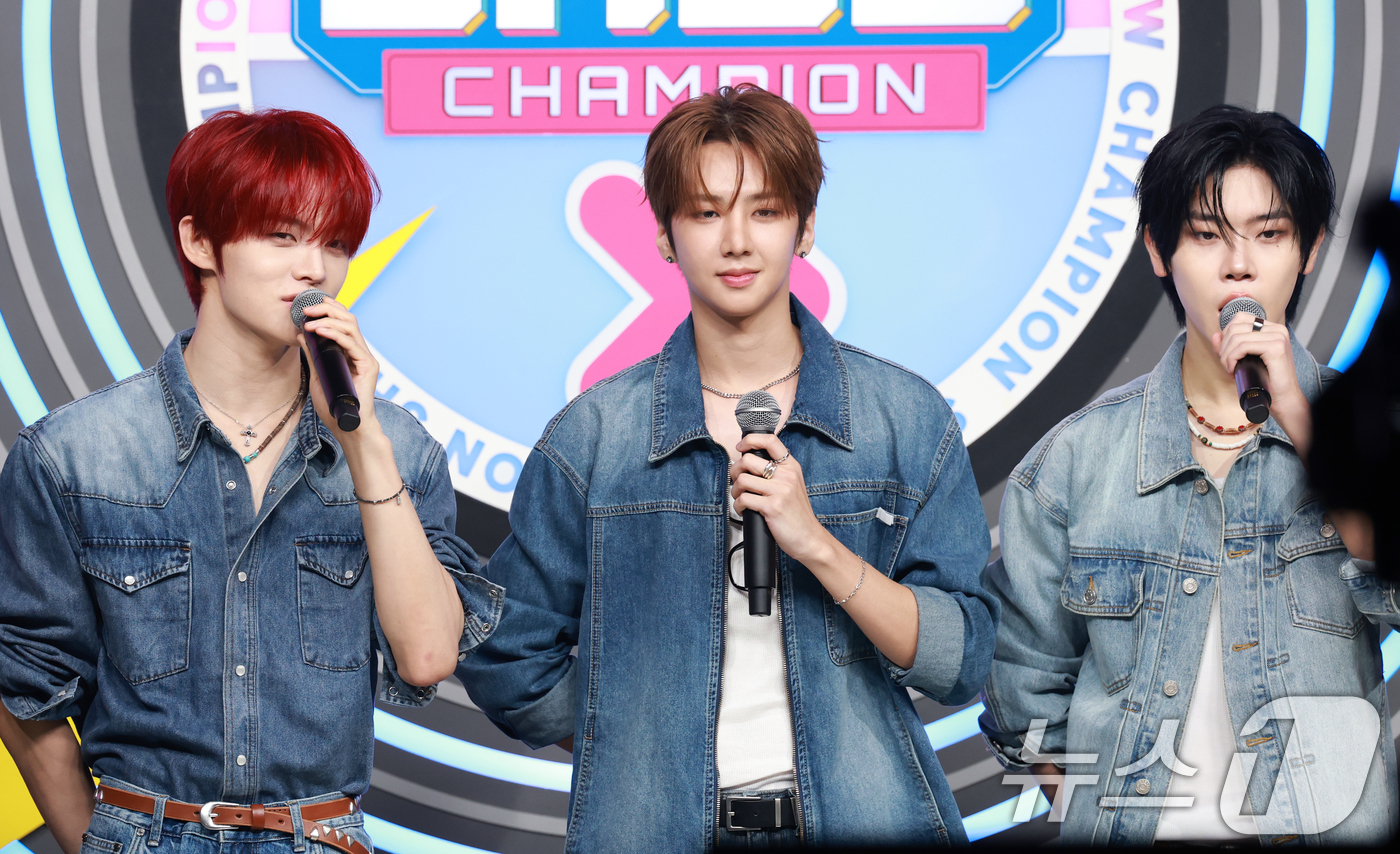 (고양=뉴스1) 권현진 기자 = 전민욱(왼쪽부터)와 남성모, 장여준이 10일 오후 경기도 고양시 일산 MBC드림센터에서 열린 MBC M ‘쇼! 챔피언’에 출연해 진행을 하고 있다. …