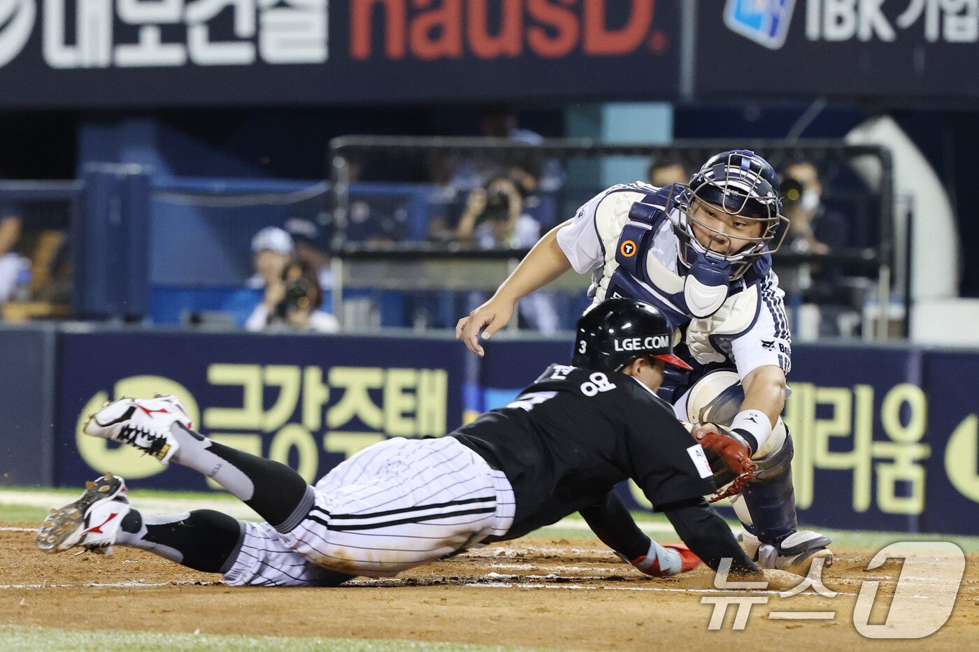 본문 이미지 - 10일 서울 송파구 잠실야구장에서 열린 프로야구 '2025 신한 SOL뱅크 KBO 리그' LG트윈스와 두산 베어스의 경기에서 LG 5회초 무사 2, 3루 상황때 신민재의 희생플라이로 3루 주자 최원영이 홈에서 슬라이딩 세이프 되고 있다. 2025.9.10/뉴스1 ⓒ News1 이광호 기자