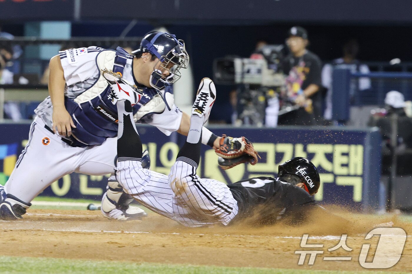 본문 이미지 - 10일 서울 송파구 잠실야구장에서 열린 프로야구 &#39;2025 신한 SOL뱅크 KBO 리그&#39; LG트윈스와 두산 베어스의 경기에서 LG 5회초 무사 2, 3루 상황때 신민재의 희생플라이로 3루 주자 최원영이 홈에서 슬라이딩 세이프 되고 있다. 2025.9.10/뉴스1 ⓒ News1 이광호 기자