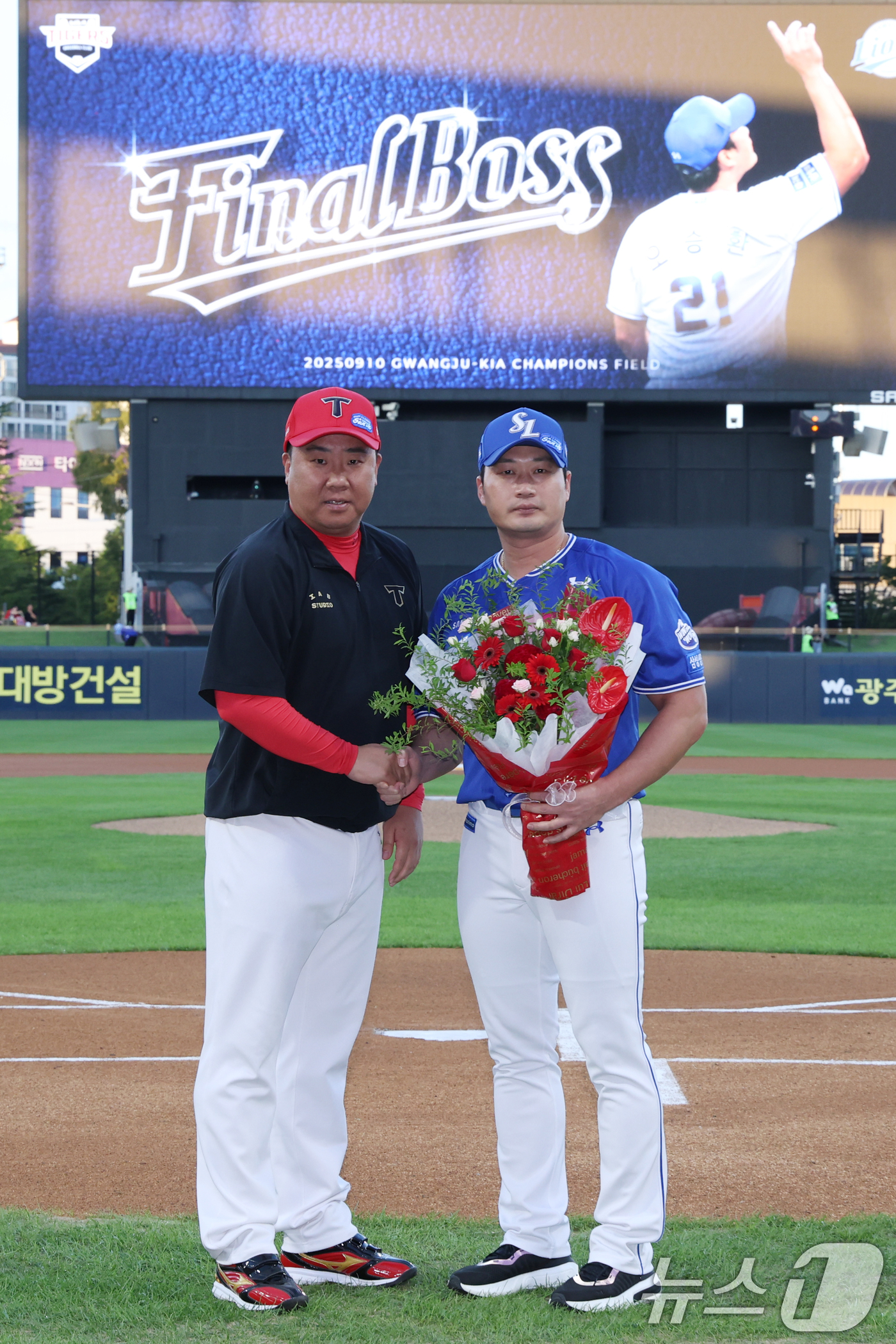 (광주=뉴스1) = 삼성 라이온즈 오승환이 10일 광주 기아 챔피언스필드에서 2025 신한 SOL뱅크 KBO리그 KIA 타이거즈와의 경기를 앞두고 진행된 은퇴 투어 행사에 참석해 …