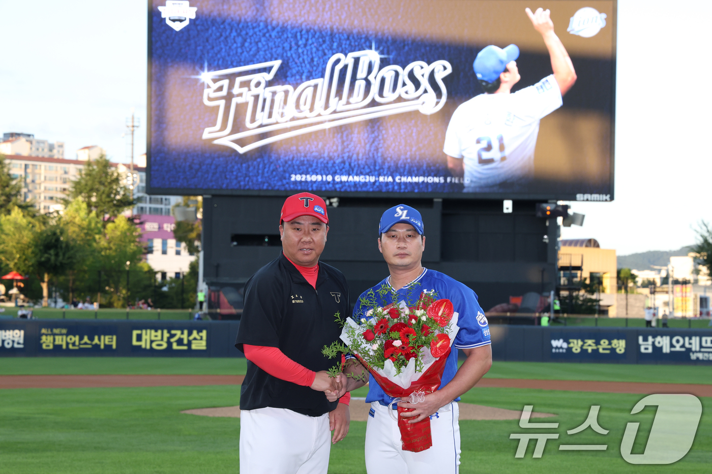 (광주=뉴스1) = 삼성 라이온즈 오승환이 10일 광주 기아 챔피언스필드에서 2025 신한 SOL뱅크 KBO리그 KIA 타이거즈와의 경기를 앞두고 진행된 은퇴 투어 행사에 참석해 …