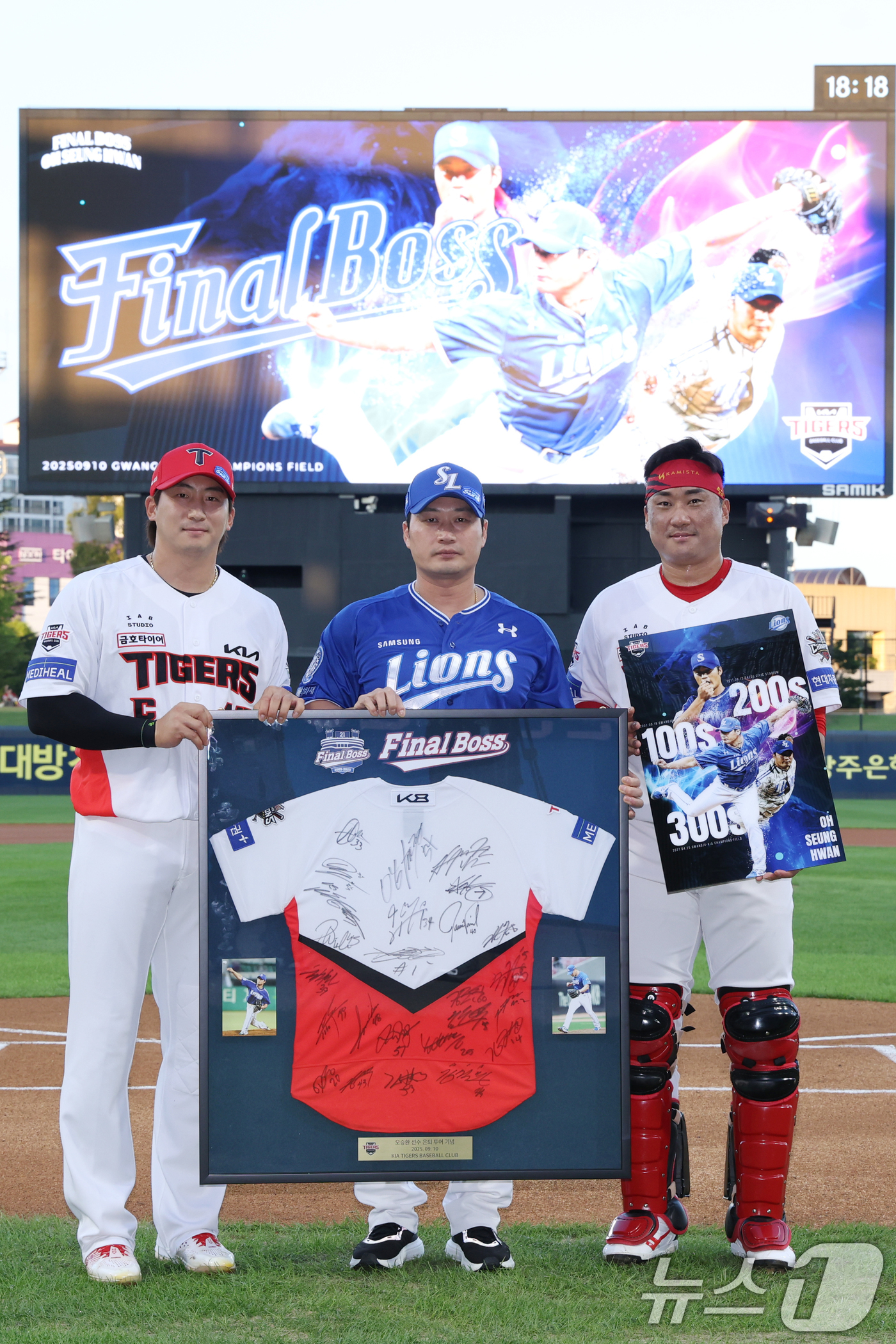 (광주=뉴스1) = 삼성 라이온즈 오승환이 10일 광주 기아 챔피언스필드에서 2025 신한 SOL뱅크 KBO리그 KIA 타이거즈와의 경기를 앞두고 진행된 은퇴 투어 행사에 참석해 …