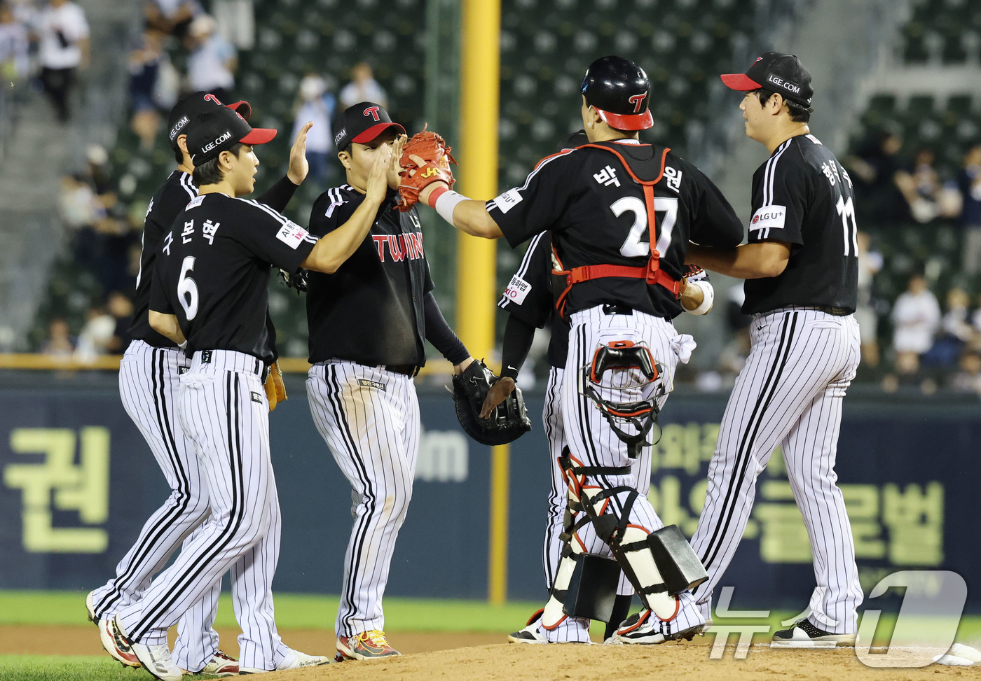 (서울=뉴스1) 이광호 기자 = 10일 서울 송파구 잠실야구장에서 열린 프로야구 '2025 신한 SOL뱅크 KBO 리그' LG트윈스와 두산 베어스의 경기에서 8대 4로 승리한 LG …