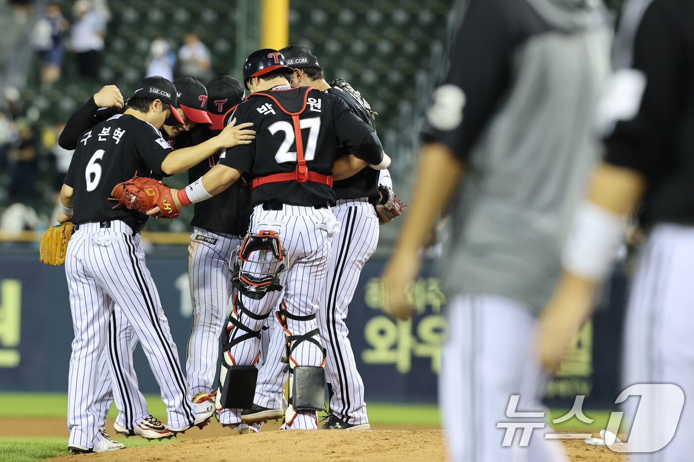본문 이미지 - 10일 서울 송파구 잠실야구장에서 열린 프로야구 &#39;2025 신한 SOL뱅크 KBO 리그&#39; LG트윈스와 두산 베어스의 경기에서 8대 4로 승리한 LG선수들이 기쁨을 나누고 있다. 2025.9.10/뉴스1 ⓒ News1 이광호 기자