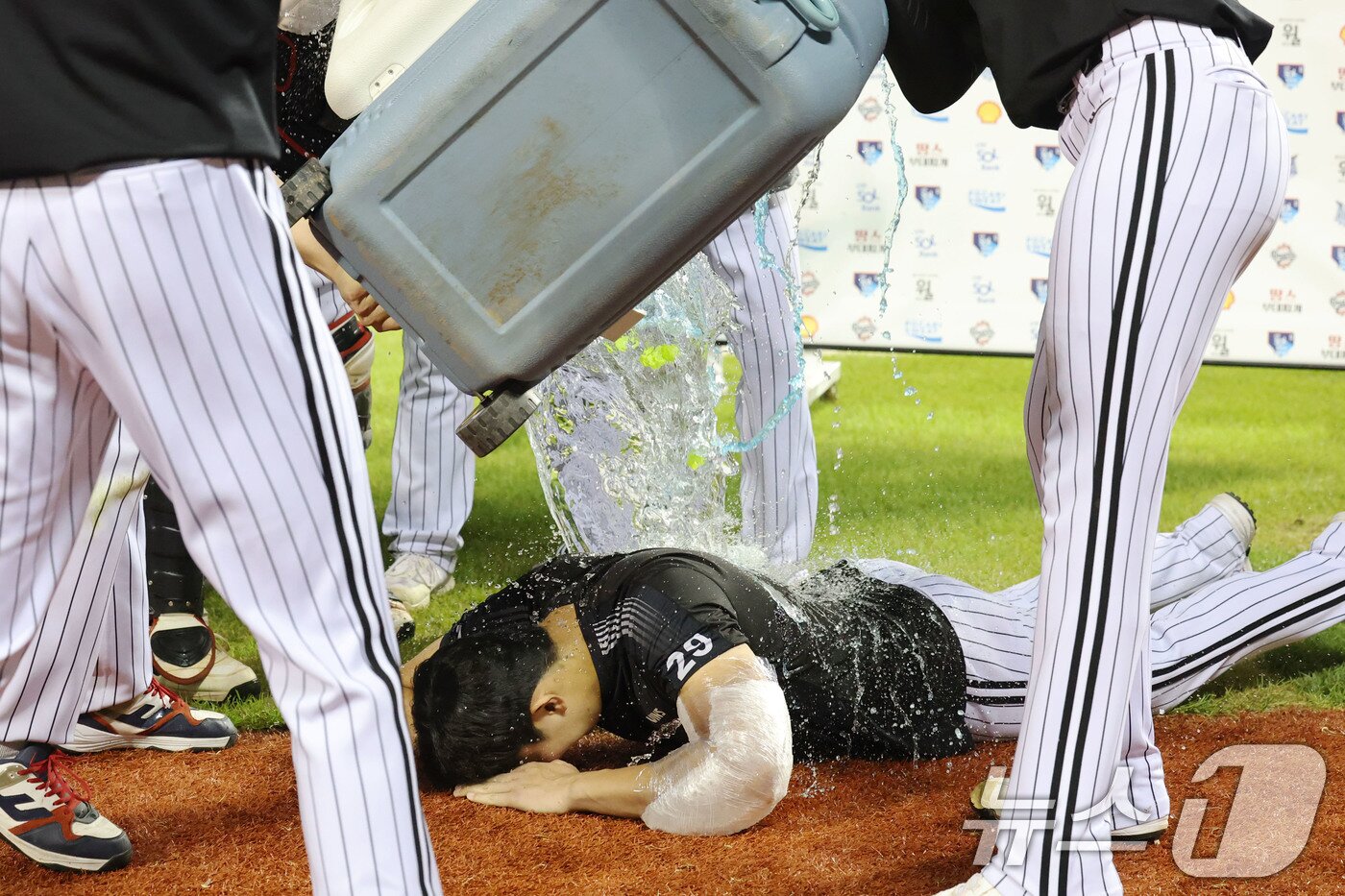 본문 이미지 - 프로 데뷔 후 첫 시즌 10승을 달성한 LG 트윈스 투수 손주영이 10일 프로야구 두산 베어스전 종료 후 물세례와 함께 동료들의 축하를 받고 있다. 2025.9.10/뉴스1 ⓒ News1 이광호 기자