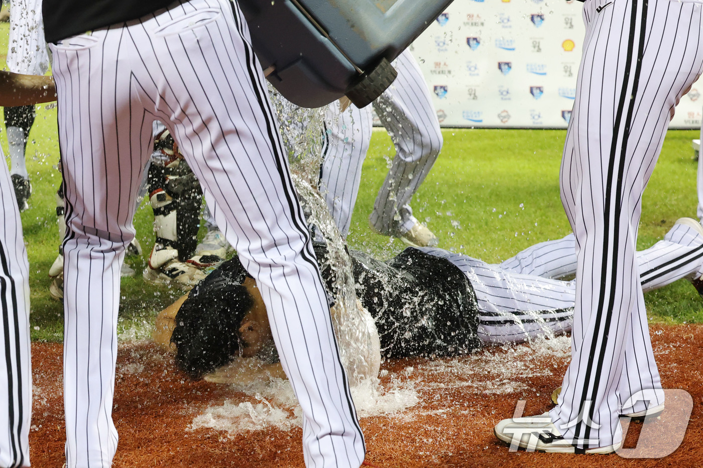 (서울=뉴스1) 이광호 기자 = 10일 서울 송파구 잠실야구장에서 열린 프로야구 '2025 신한 SOL뱅크 KBO 리그' LG트윈스와 두산 베어스의 경기에서 LG가 8대 4로 승리 …