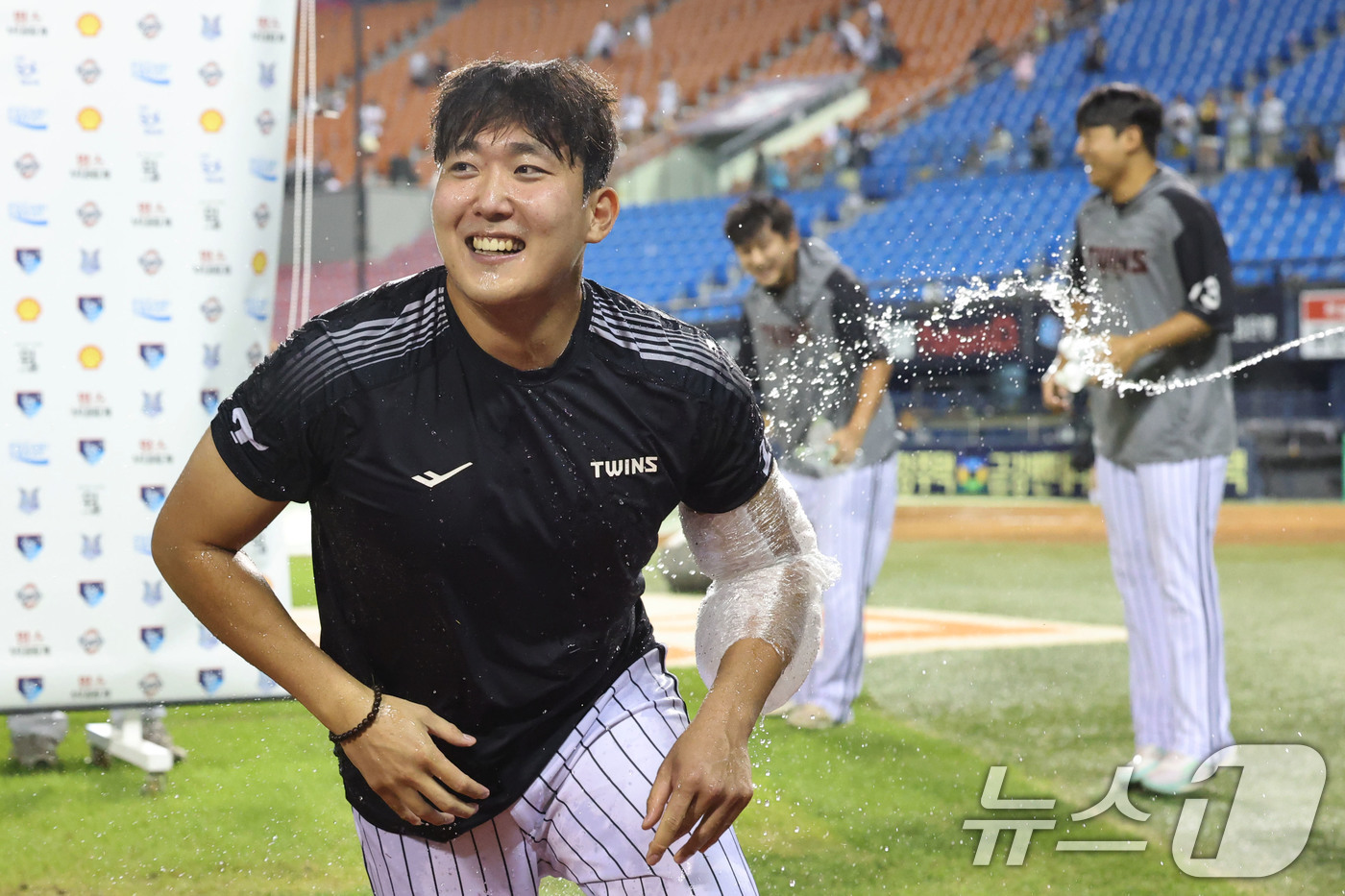 (서울=뉴스1) 이광호 기자 = 10일 서울 송파구 잠실야구장에서 열린 프로야구 '2025 신한 SOL뱅크 KBO 리그' LG트윈스와 두산 베어스의 경기에서 LG가 8대 4로 승리 …