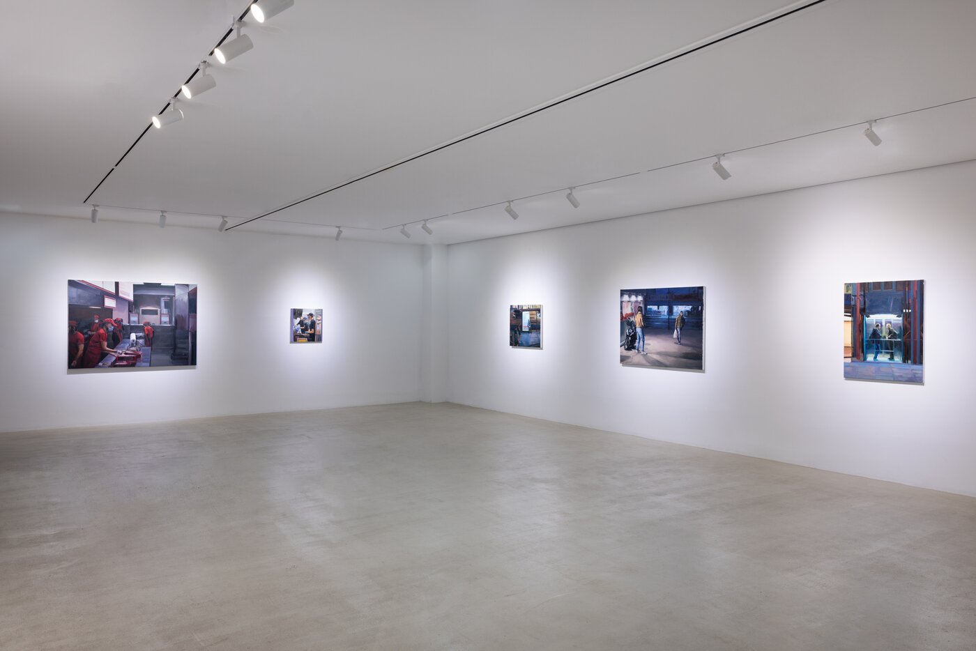 본문 이미지 - Thomas Cameron 그림들이 보이는 전시장 전경 (선화랑 제공)