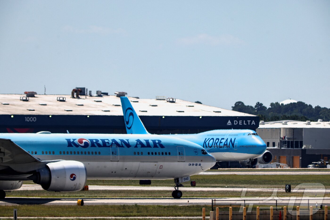 본문 이미지 - 미국 조지아주 현대차그룹-LG에너지솔루션 배터리 합작 공장 건설 현장에서 체포·구금된 한국인들을 태울 대한항공 전세기(오른쪽)가 10일 미국 조지아주 하츠필드-잭슨 애틀랜타 국제공항에 대기하고 있다. ⓒ 로이터=뉴스1 ⓒ News1 안은나 기자