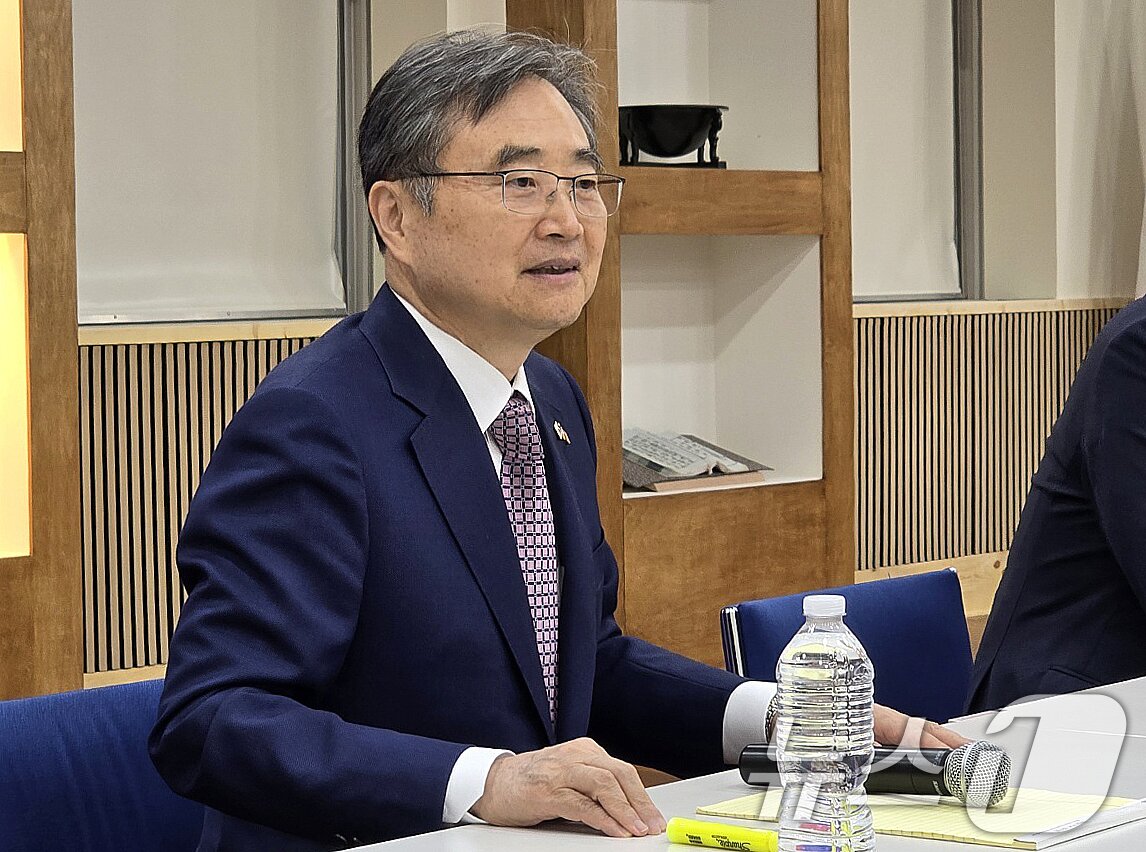 본문 이미지 - 조현 외교부 장관이 10일&#40;현지시간&#41; 미국 워싱턴DC 주미한국대사관에서 마코 루비오 미 국무부 장관과 만나 조지아주 한국인 근로자 조기 석방을 위해 논의한 내용에 대해 한국 취재진들에게 설명하고 있다. 2025.9.11/뉴스1 ⓒ News1 류정민 특파원