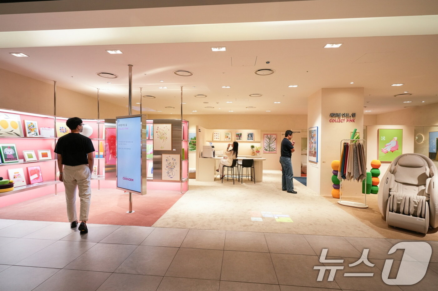 본문 이미지 - 세라젬은 소비자들에게 새로운 경험을 제공하기 위해 예술을 결합한 첫 헬스케어 복함 매장 '세라젬 아트, 쉼 By 꼴렉뜨 핑크'를 현대백화점 천호점에서 선보였다. (세라젬 제공. 재판매 및 DB 금지)