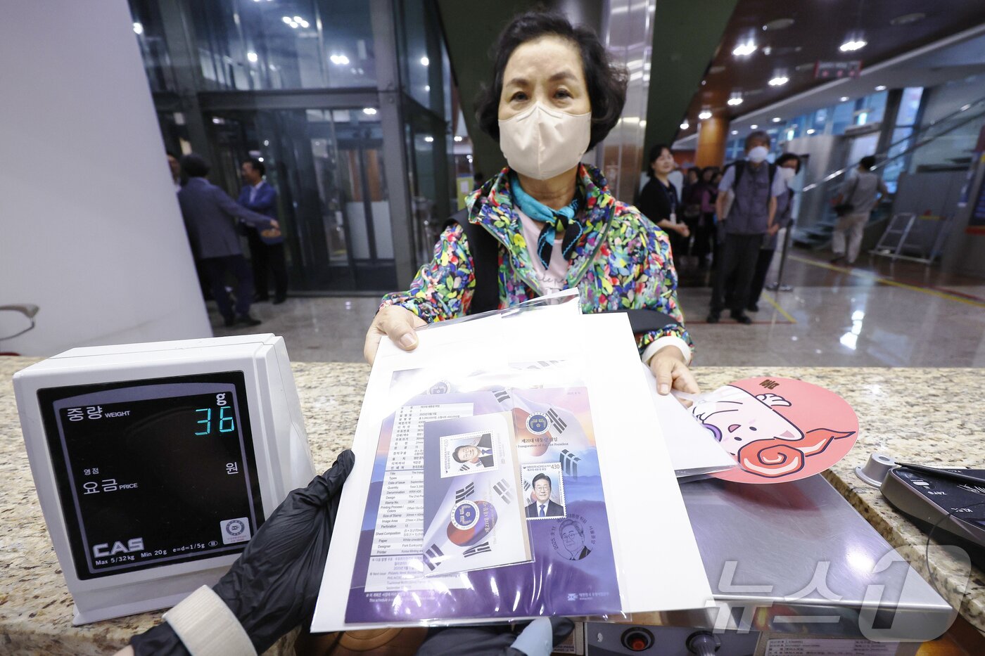 본문 이미지 - 제21대 대통령 취임 100일 기념우표 판매를 시작한 11일 서울 중구 서울중앙우체국에서 한 시민이 기념우표를 구매하고 있다. &#40;공동취재&#41; 2025.9.11/뉴스1 ⓒ News1 민경석 기자
