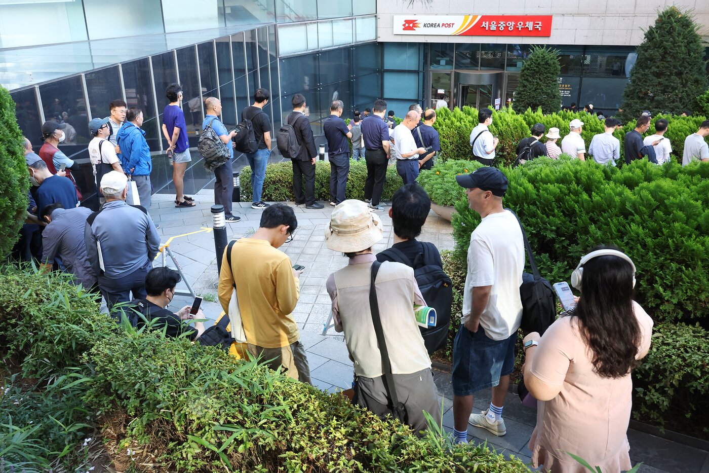 본문 이미지 - 11일 오전 서울 중구 서울중앙우체국 앞에서 시민들이 이재명 대통령 취임 100일 기념 우표를 사기 위해 길게 줄을 서 우체국 영업 시작을 기다리고 있다. 2025.9.11/뉴스1 ⓒ News1 민경석 기자