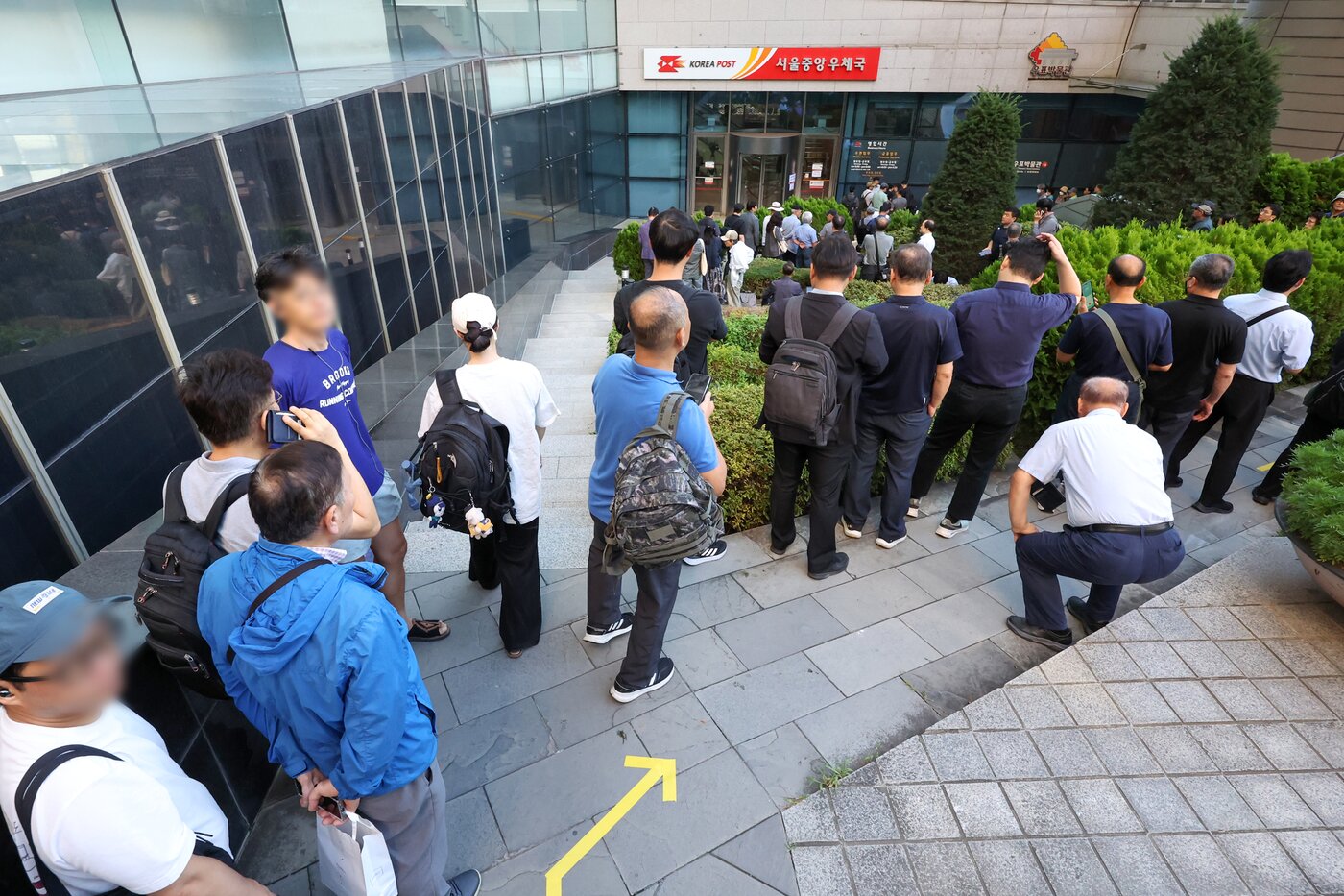 본문 이미지 - 11일 오전 서울 중구 서울중앙우체국 앞에서 시민들이 이재명 대통령 취임 100일 기념 우표를 사기 위해 길게 줄을 서 우체국 영업 시작을 기다리고 있다. 2025.9.11/뉴스1 ⓒ News1 민경석 기자