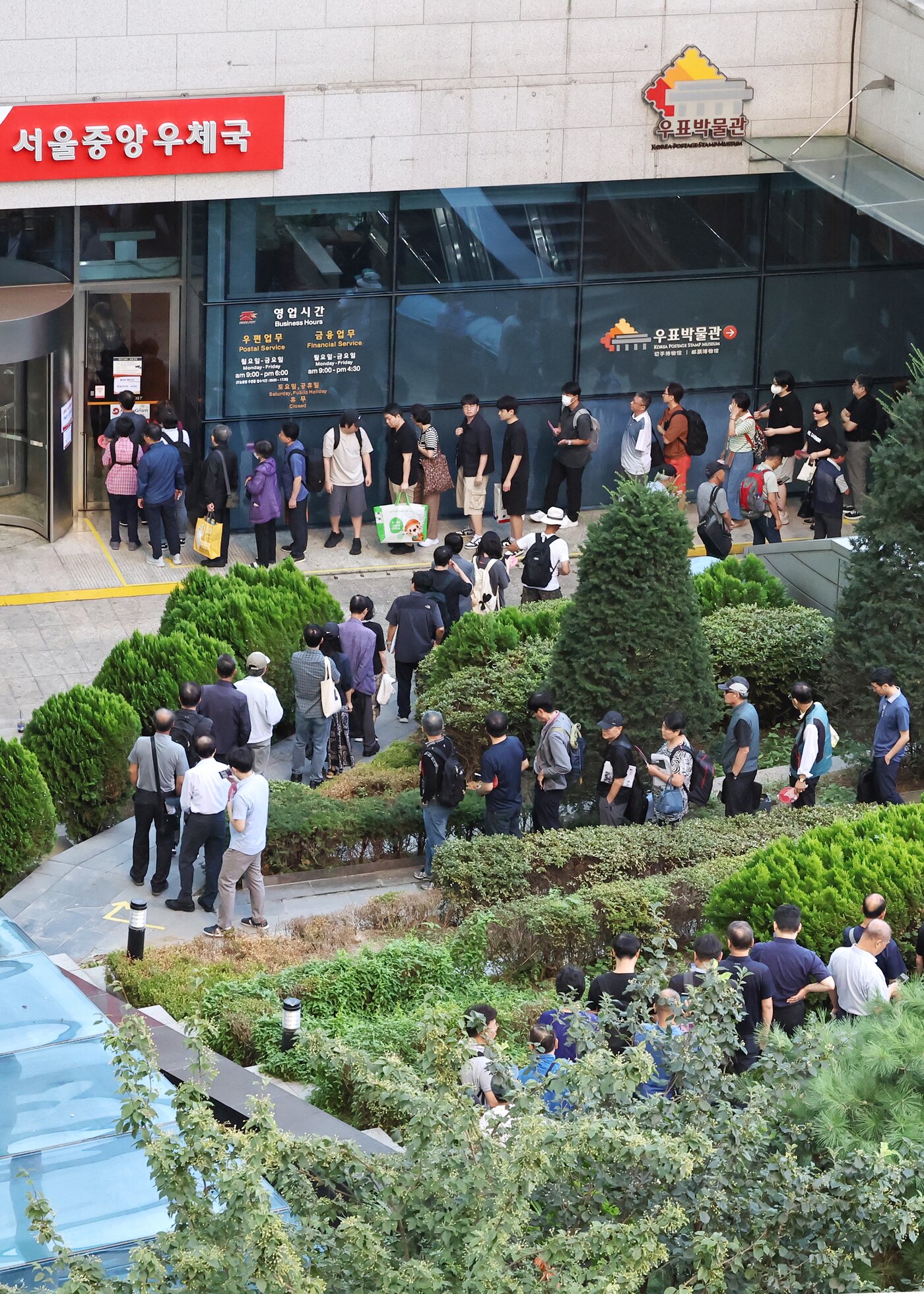 본문 이미지 - 11일 오전 서울 중구 서울중앙우체국 앞에서 시민들이 이재명 대통령 취임 100일 기념 우표를 사기 위해 길게 줄을 서 우체국 영업 시작을 기다리고 있다. 2025.9.11/뉴스1 ⓒ News1 민경석 기자