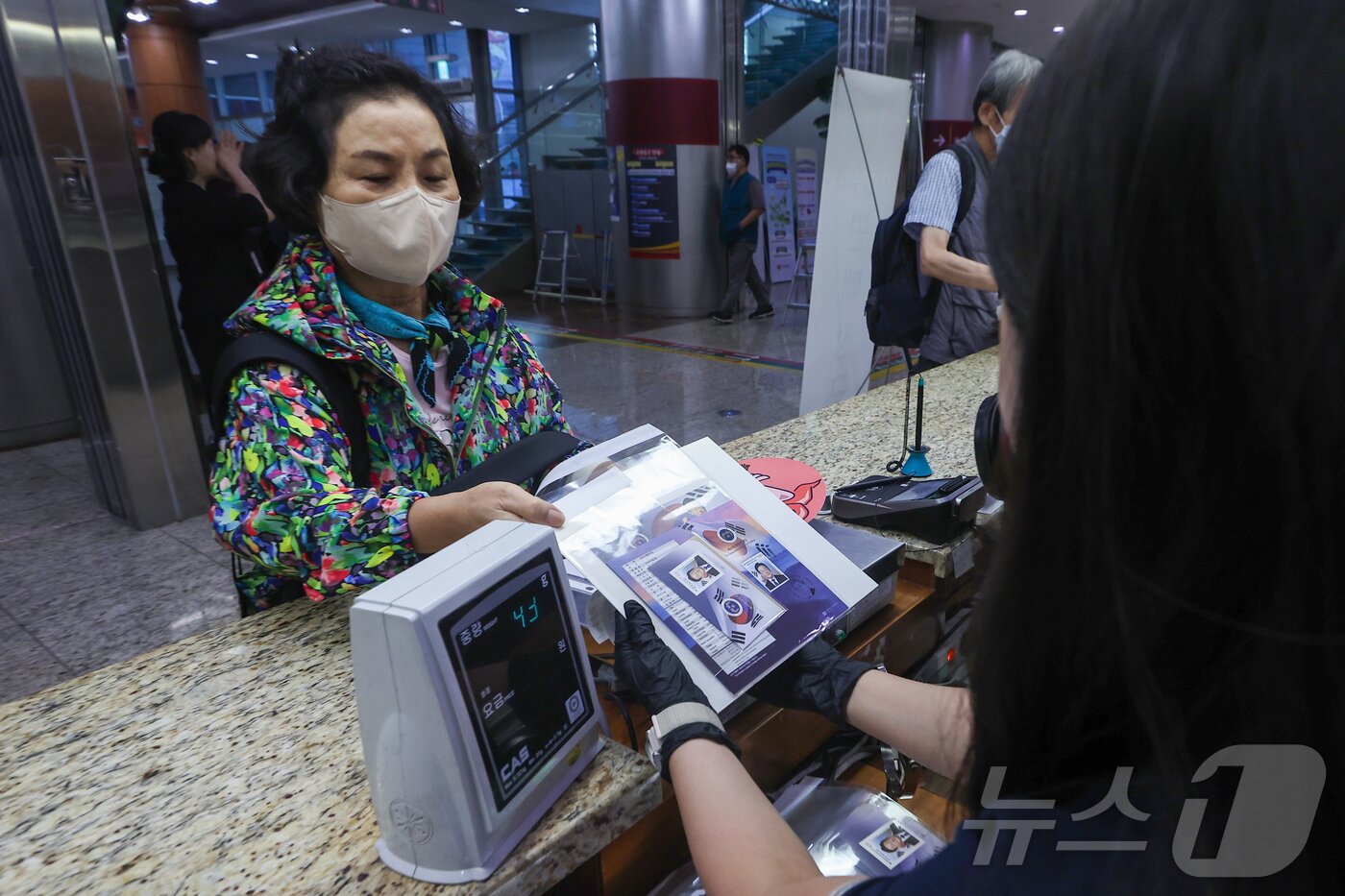 본문 이미지 - 이재명 대통령 취임 100일 기념우표 판매가 시작된 11일 서울 중구 서울중앙우체국에서 한 시민이 우표를 구매하고 있다. &#40;공동취재&#41; 2025.9.11/뉴스1 ⓒ News1 민경석 기자