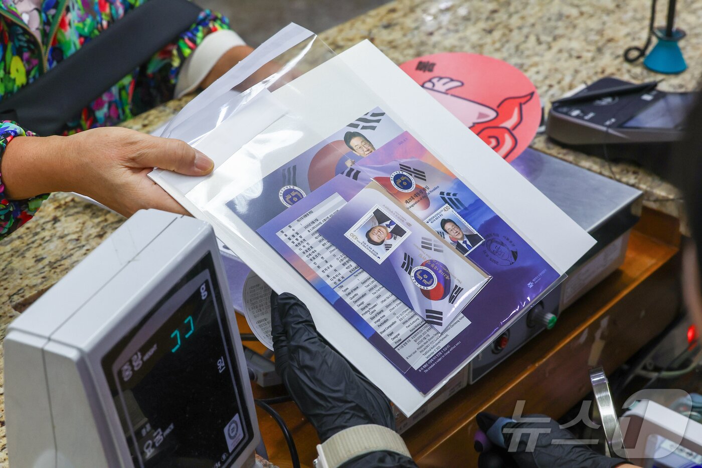 본문 이미지 - 이재명 대통령 취임 100일 기념우표 판매가 시작된 11일 서울 중구 서울중앙우체국에서 한 시민이 우표를 구매하고 있다. &#40;공동취재&#41; 2025.9.11/뉴스1 ⓒ News1 민경석 기자