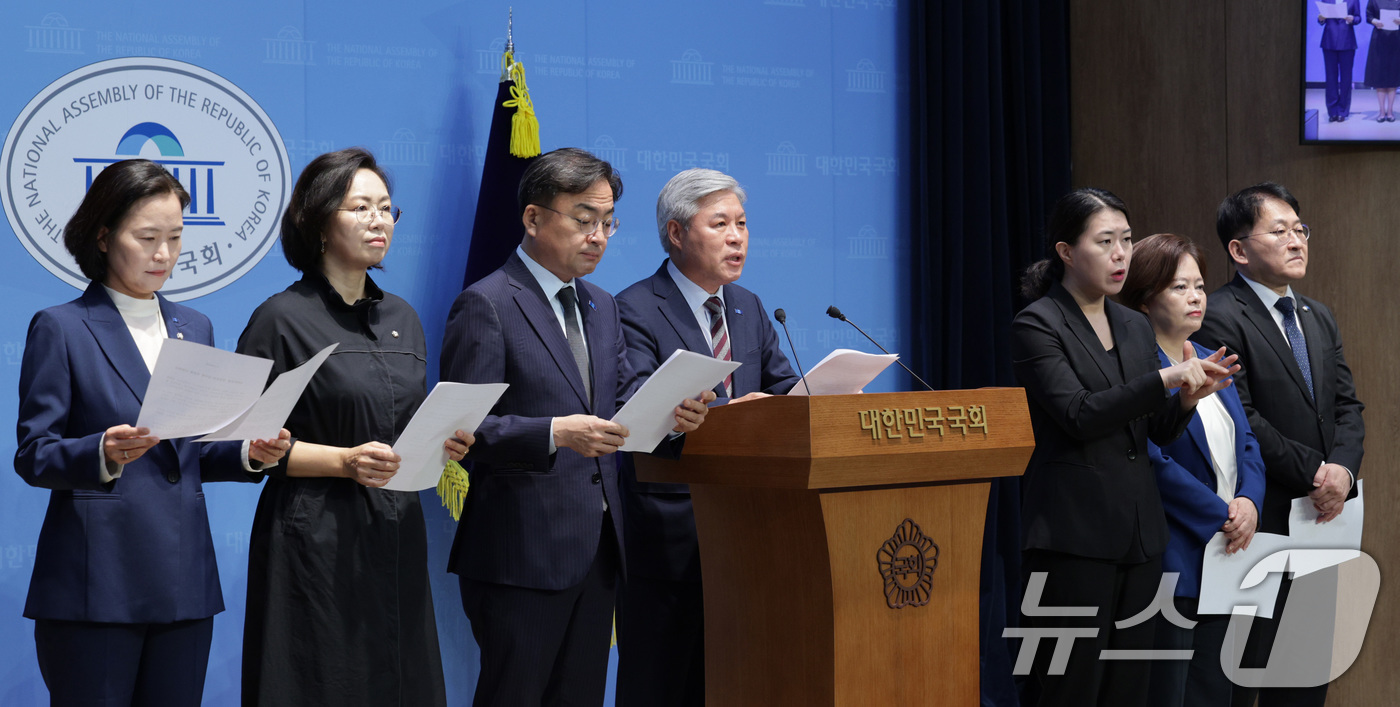 (서울=뉴스1) 신웅수 기자 = 서왕진 원내대표를 비롯한 조국혁신당 의원들이 11일 오전 서울 여의도 국회 소통관에서 3대 특검법 개정안 여야 합의 관련 기자회견을 하고 있다. 2 …