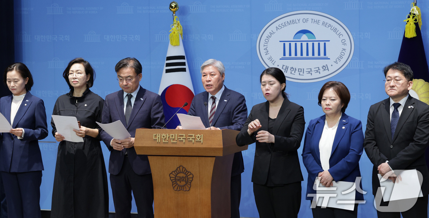 (서울=뉴스1) 신웅수 기자 = 서왕진 원내대표를 비롯한 조국혁신당 의원들이 11일 오전 서울 여의도 국회 소통관에서 3대 특검법 개정안 여야 합의 관련 기자회견을 하고 있다. 2 …