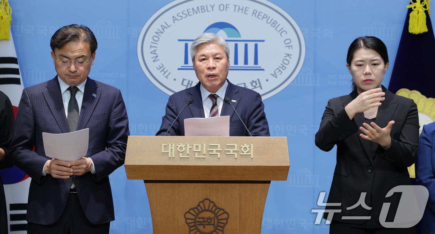 (서울=뉴스1) 신웅수 기자 = 서왕진 원내대표를 비롯한 조국혁신당 의원들이 11일 오전 서울 여의도 국회 소통관에서 3대 특검법 개정안 여야 합의 관련 기자회견을 하고 있다. 2 …