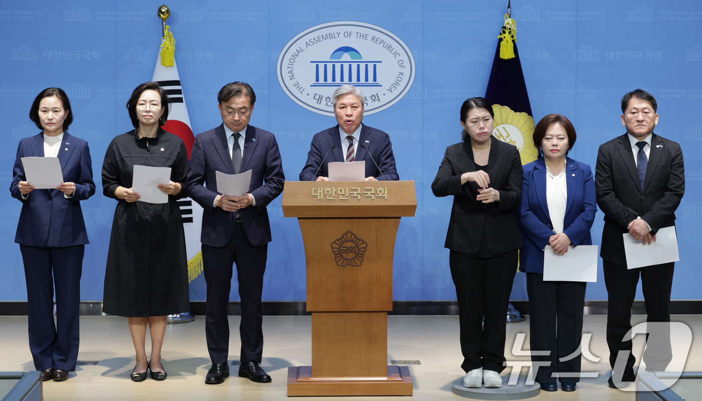 (서울=뉴스1) 신웅수 기자 = 서왕진 원내대표를 비롯한 조국혁신당 의원들이 11일 오전 서울 여의도 국회 소통관에서 3대 특검법 개정안 여야 합의 관련 기자회견을 하고 있다. 2 …