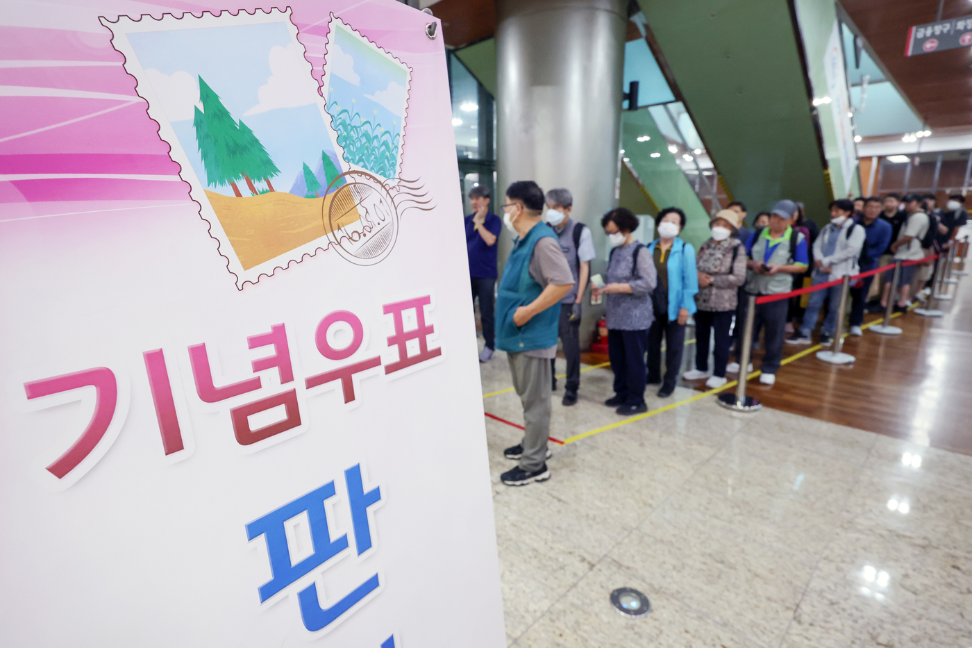 (서울=뉴스1) 민경석 기자 = 11일 오전 서울 중구 서울중앙우체국을 찾은 시민들이 이재명 대통령 취임 100일 기념 우표를 구입하기 위해 길게 줄을 서  차례를 기다리고 있다. …