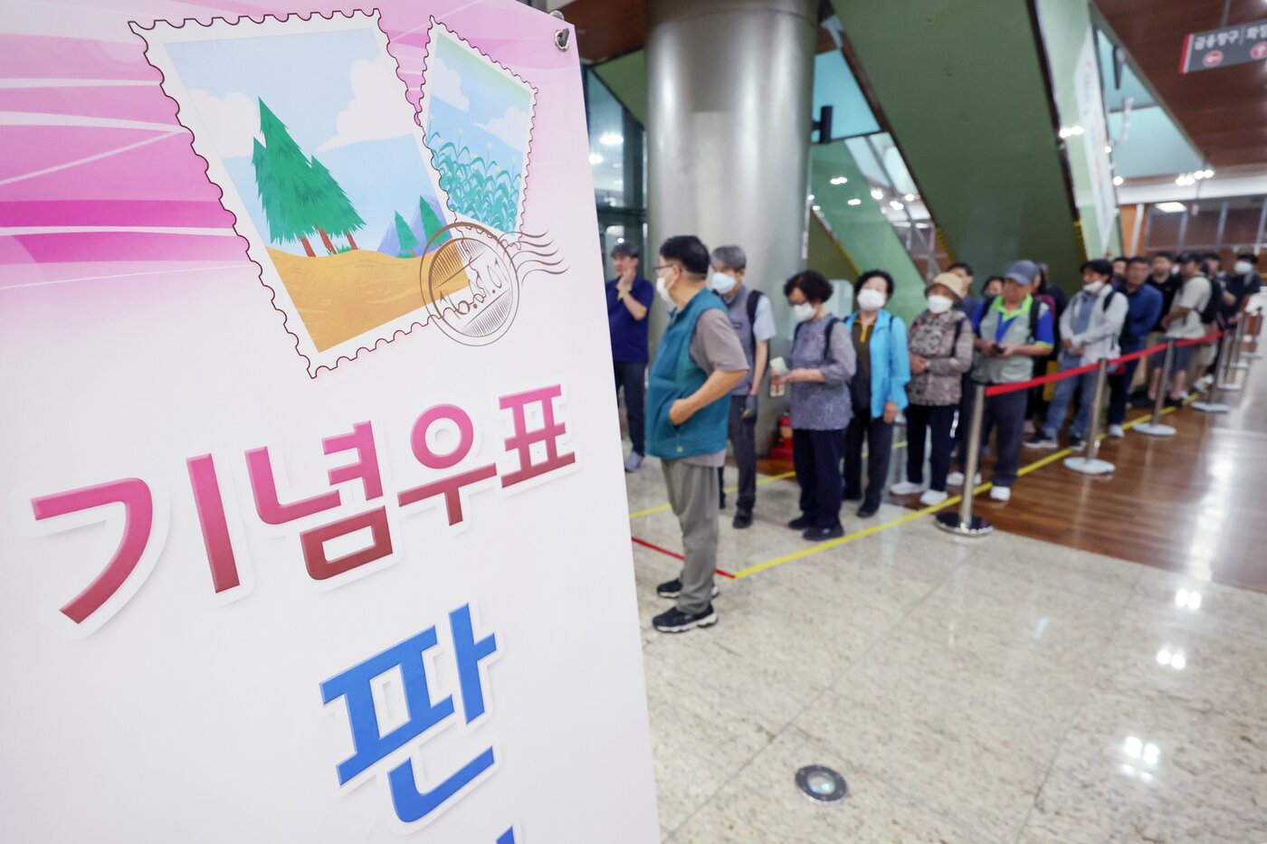 본문 이미지 - 11일 오전 서울 중구 서울중앙우체국을 찾은 시민들이 이재명 대통령 취임 100일 기념 우표를 구입하기 위해 길게 줄을 서 차례를 기다리고 있다. 2025.9.11/뉴스1 ⓒ News1 민경석 기자