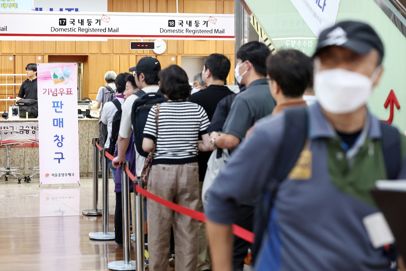 (서울=뉴스1) 민경석 기자 = 11일 오전 서울 중구 서울중앙우체국을 찾은 시민들이 이재명 대통령 취임 100일 기념 우표를 구입하기 위해 길게 줄을 서 차례를 기다리고 있다. …