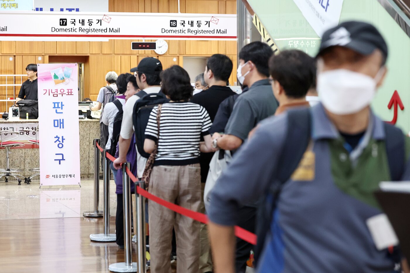 본문 이미지 - 11일 오전 서울 중구 서울중앙우체국을 찾은 시민들이 이재명 대통령 취임 100일 기념 우표를 구입하기 위해 길게 줄을 서 차례를 기다리고 있다. 2025.9.11/뉴스1 ⓒ News1 민경석 기자