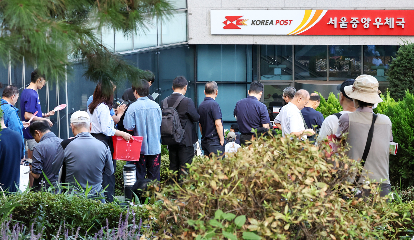 (서울=뉴스1) 민경석 기자 = 11일 오전 서울 중구 서울중앙우체국 앞에서 시민들이 이재명 대통령 취임 100일 기념 우표를 구입하기 위해 길게 줄을 서 우체국 영업 시작을 기다 …