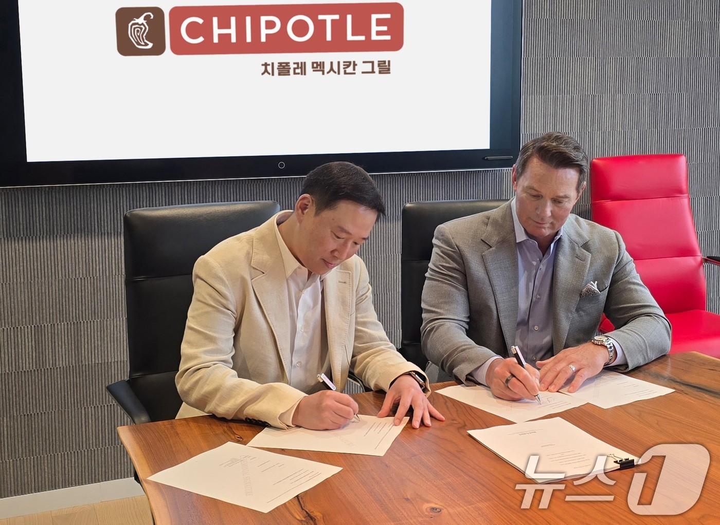 (서울=뉴스1) = SPC그룹이 미국의 대표 멕시칸 푸드 브랜드 ‘치폴레(Chipotle)’를 아시아 최초로 국내에 도입한다고 11일 밝혔다.스캇 보트라이트(Scott Boatwr …