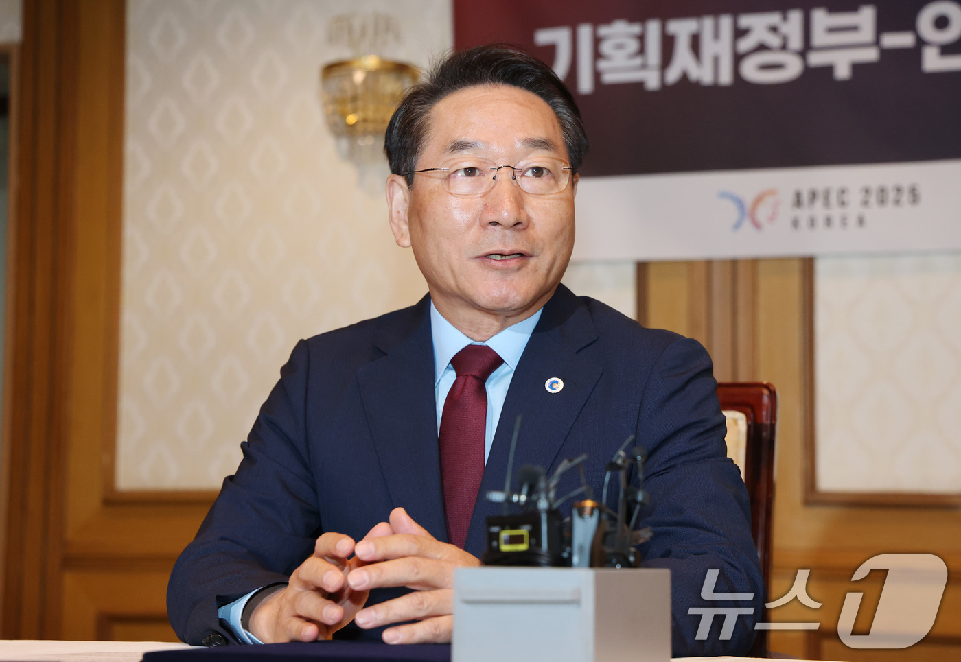 (서울=뉴스1) 임세영 기자 = 유정복 인천광역시 시장이 11일 오전 서울 종로구 정부서울청사에서 열린 2025 APEC 재무·구조개혁장관회의의 성공적인 개최를 위한 기획재정부-인 …