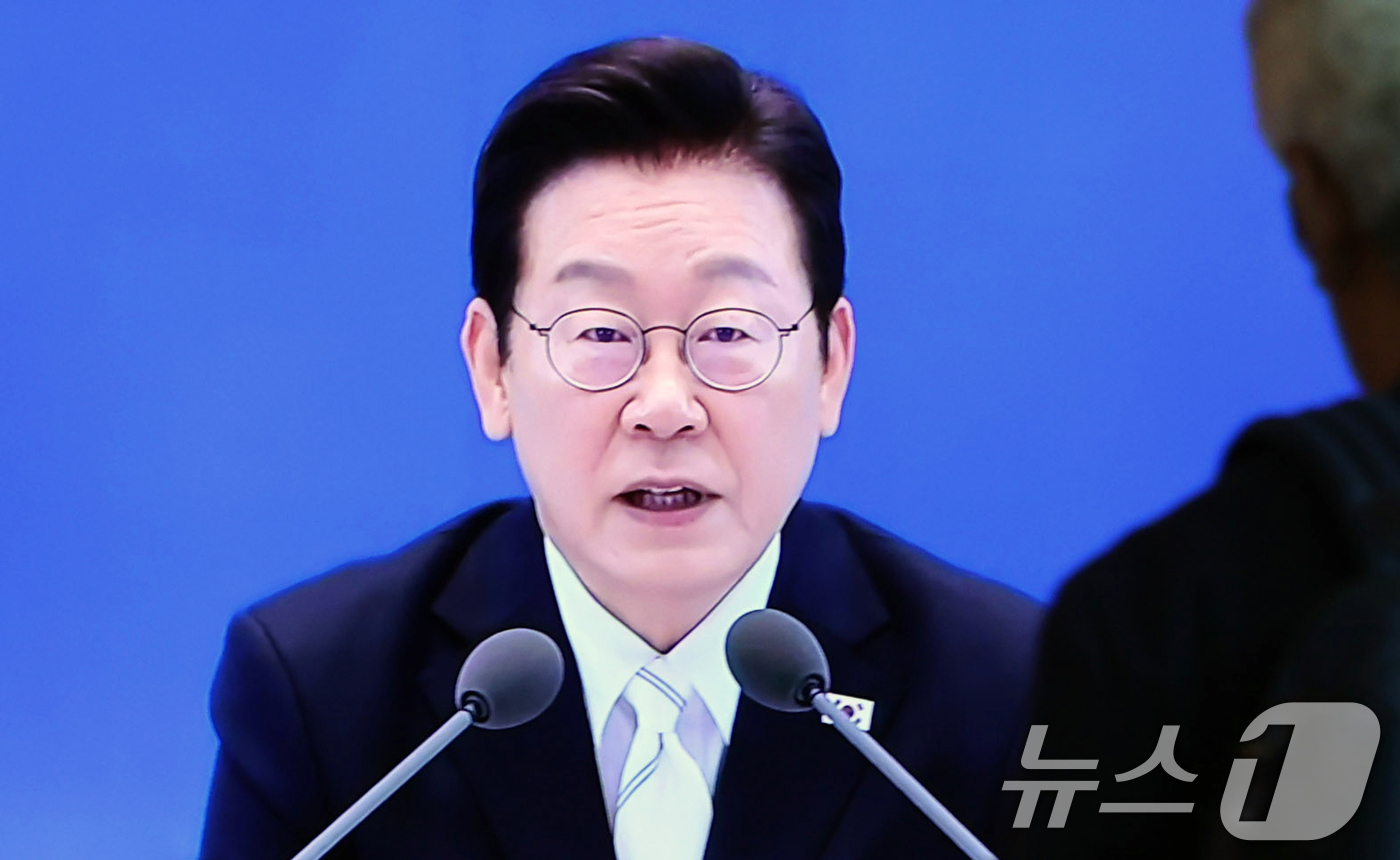 (서울=뉴스1) 박지혜 기자 = 시민들이 11일 서울역 대합실에서 이재명 대통령의 취임 100일 기자회견 생중계를 시청하고 있다. 2025.9.11/뉴스1