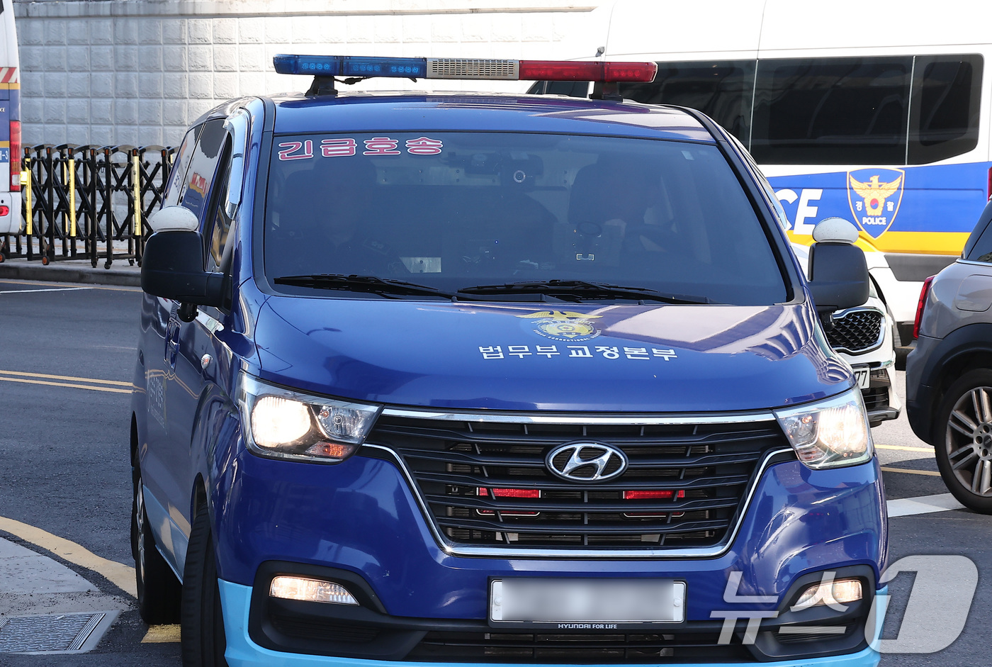 (서울=뉴스1) 김성진 기자 = 삼부토건 주가조작 의혹 사건의 '키맨'으로 지목된 후 도주한 이기훈 부회장을 태운 호송차가 11일 오전 소환조사를 위해 서울 종로구 광화문에 마련된 …