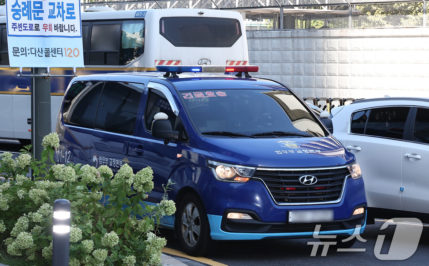 (서울=뉴스1) 김성진 기자 = 삼부토건 주가조작 의혹 사건의 '키맨'으로 지목된 후 도주한 이기훈 부회장을 태운 호송차가 11일 오전 소환조사를 위해 서울 종로구 광화문에 마련된 …