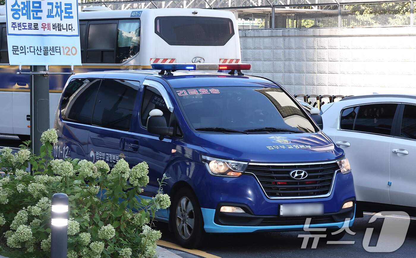 본문 이미지 - 삼부토건 주가조작 의혹 사건의 '키맨'으로 지목된 후 도주한 이기훈 부회장을 태운 호송차가 11일 오전 소환조사를 위해 서울 종로구 광화문에 마련된 김건희 특검팀 사무실로 들어가고 있다. 2025.9.11/뉴스1 ⓒ News1 김성진 기자