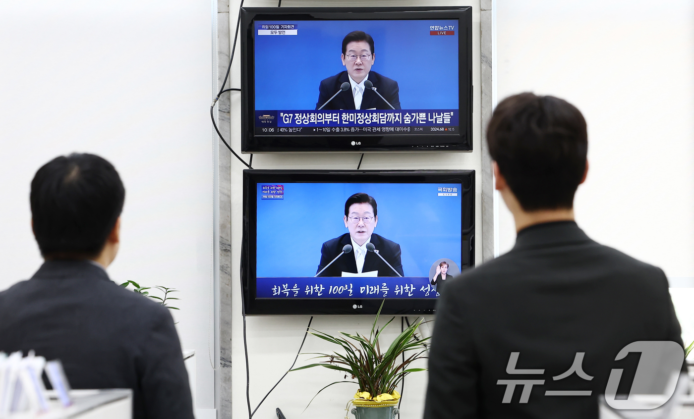 (서울=뉴스1) 김민지 기자 = 11일 오전 서울 여의도 국회 국민의힘 원내대표실에서 관계자들이 이재명 대통령의 취임 100일 기자회견을 보고 있다. 2025.9.11/뉴스1